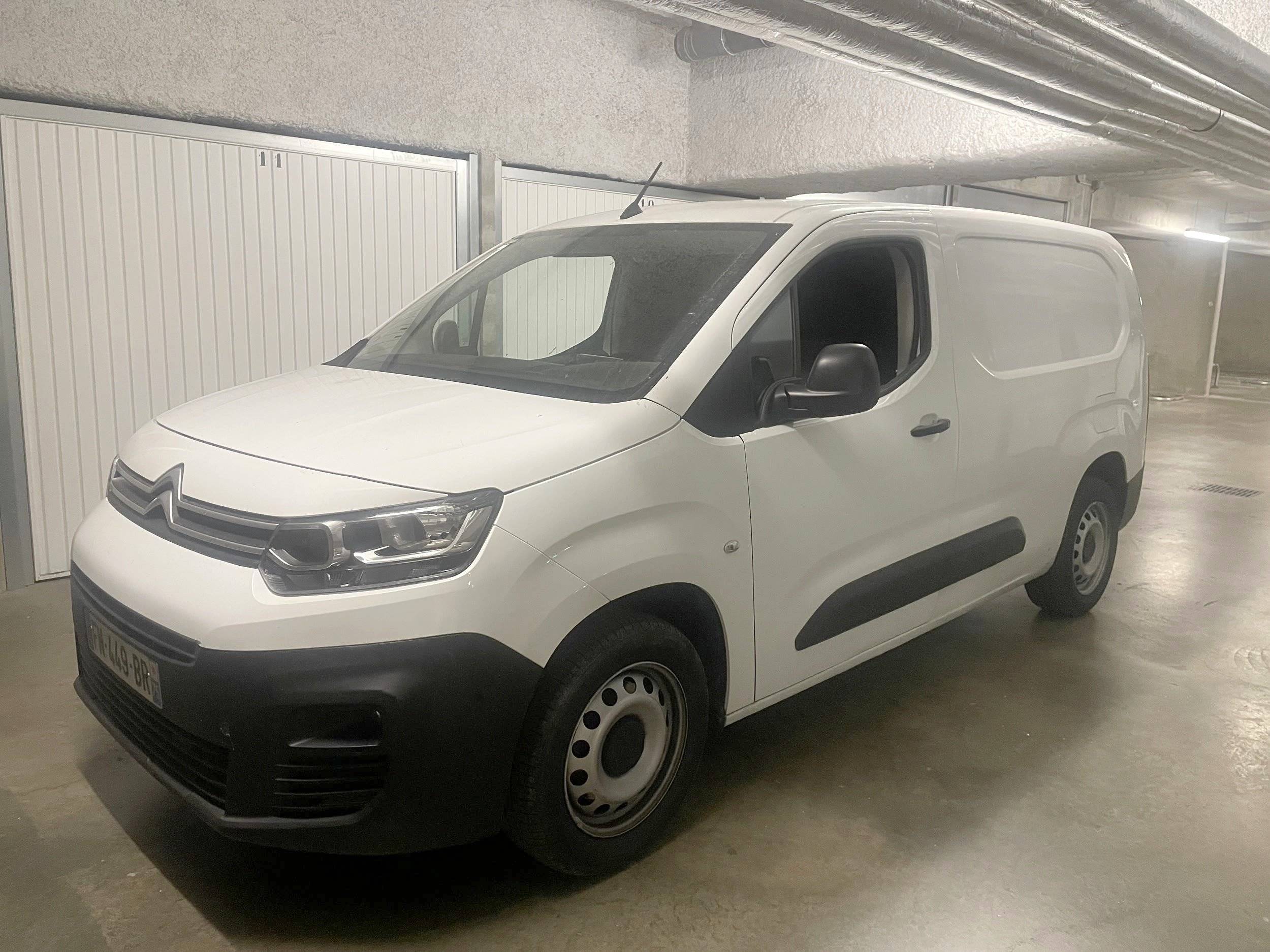 Vista del vehículo ángulo delantero Citroën Berlingo XL - Yescapa