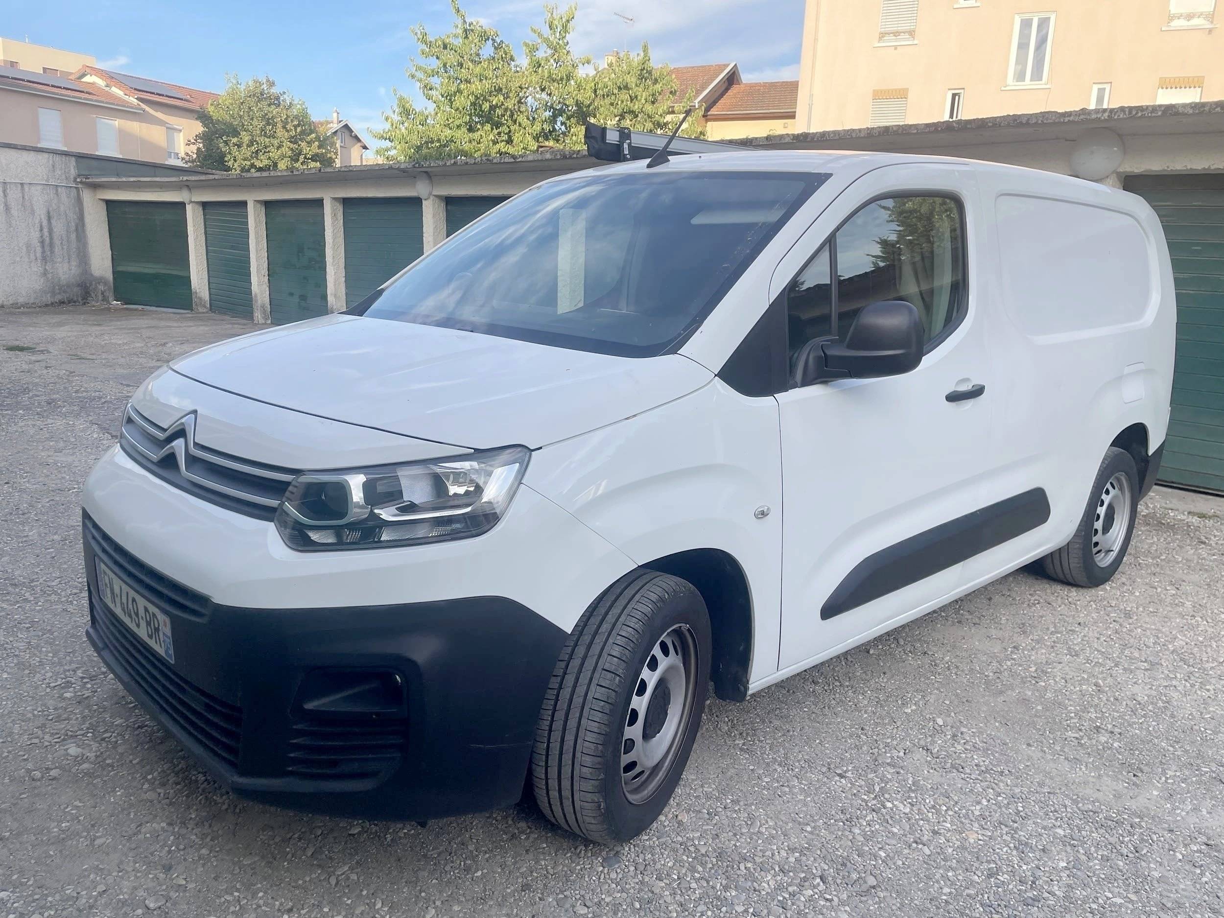schräge Vorderansicht Citroën Berlingo XL - Yescapa