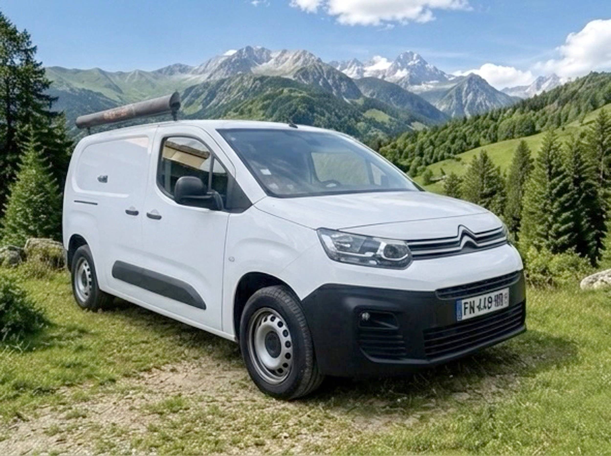 Vue avant de 3/4 Citroën Berlingo XL - Yescapa