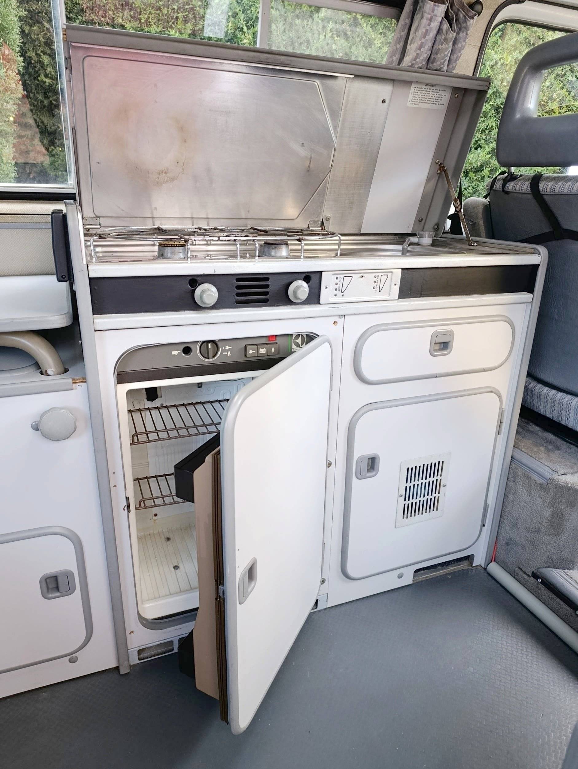 Dining Area Volkswagen T3 JOKER - Yescapa