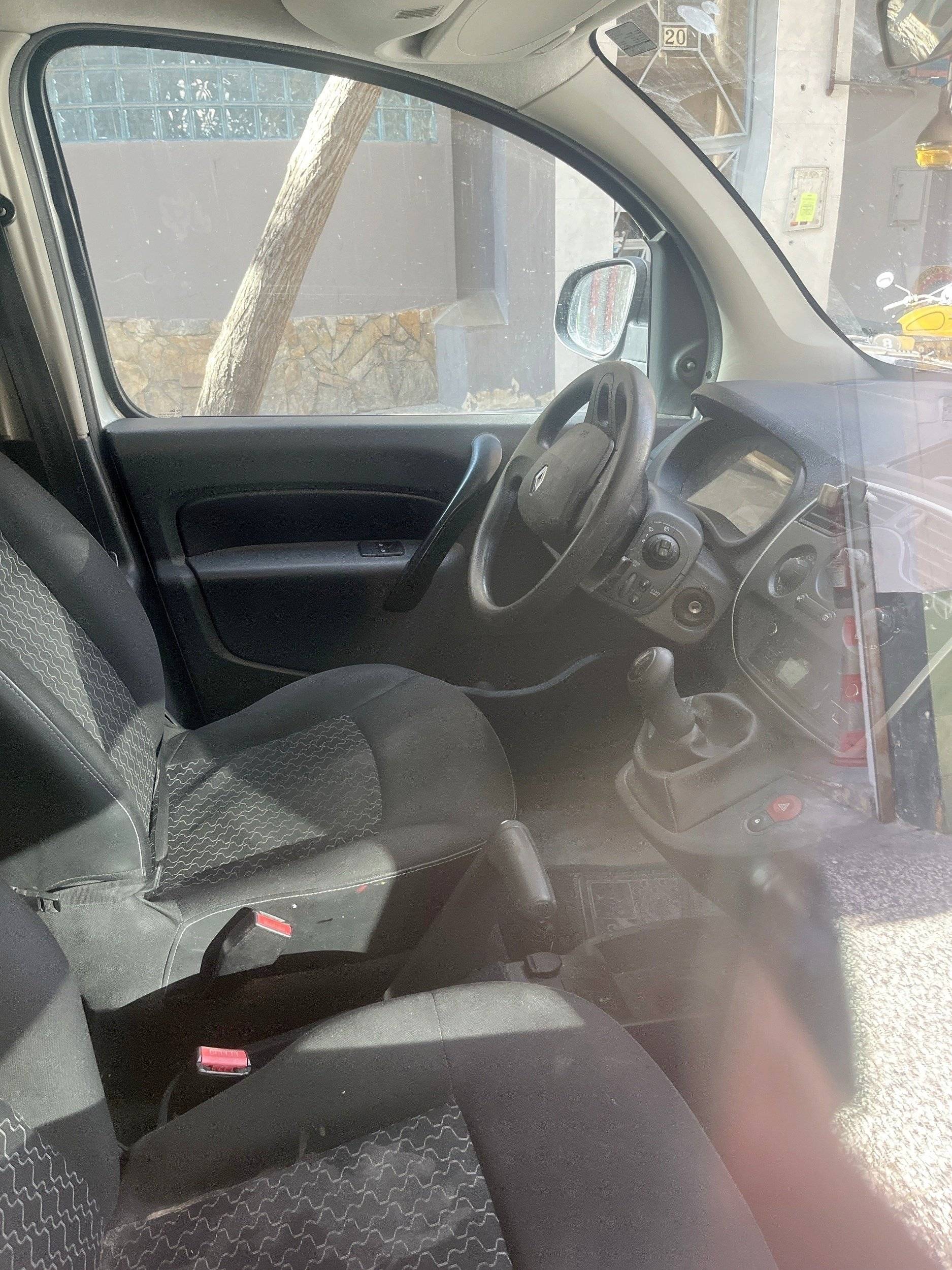Driver's compartment Renault kangoo 2 90CV - Yescapa