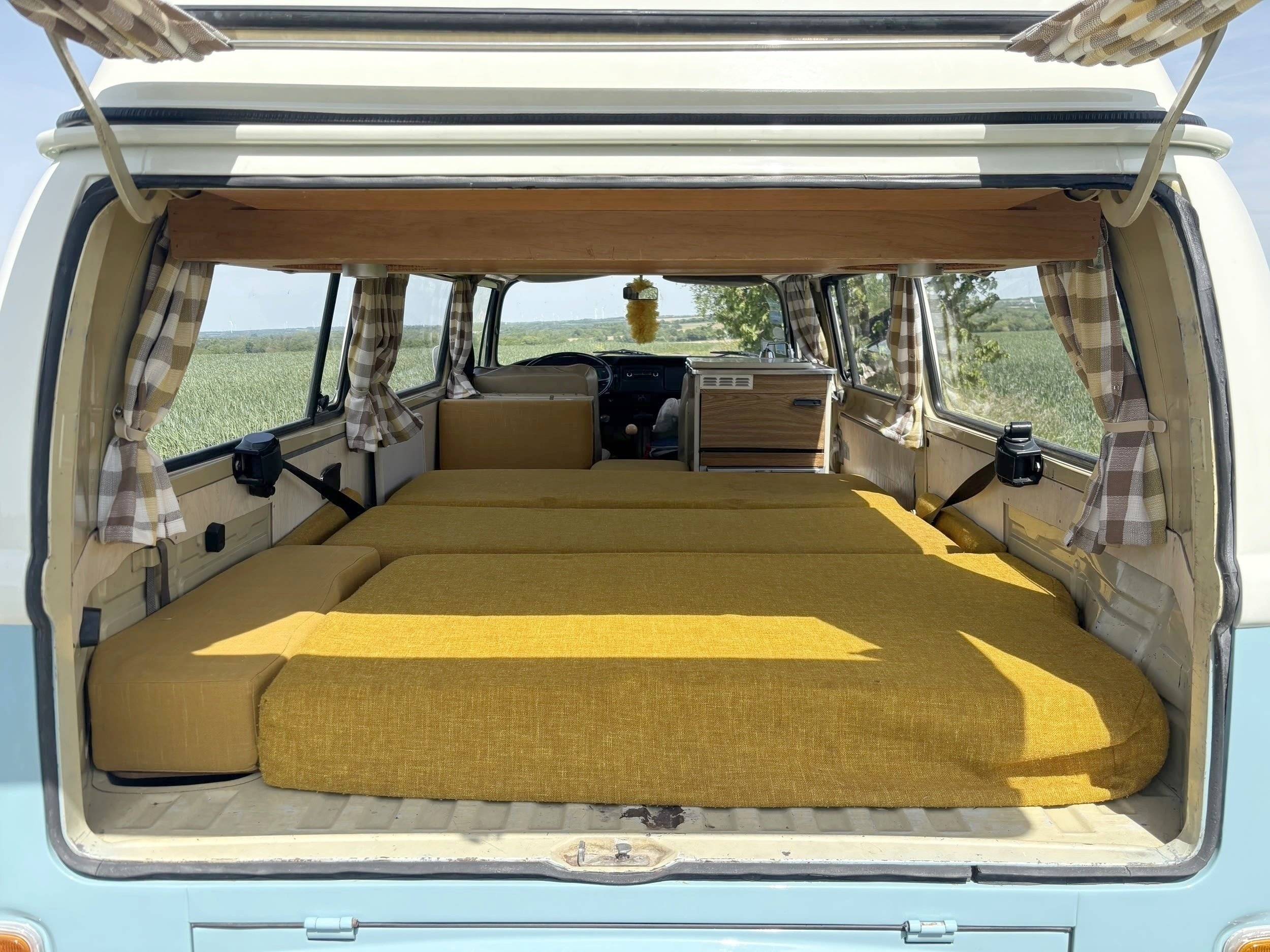 Berth Volkswagen Combi Bay WindowT2 - Yescapa