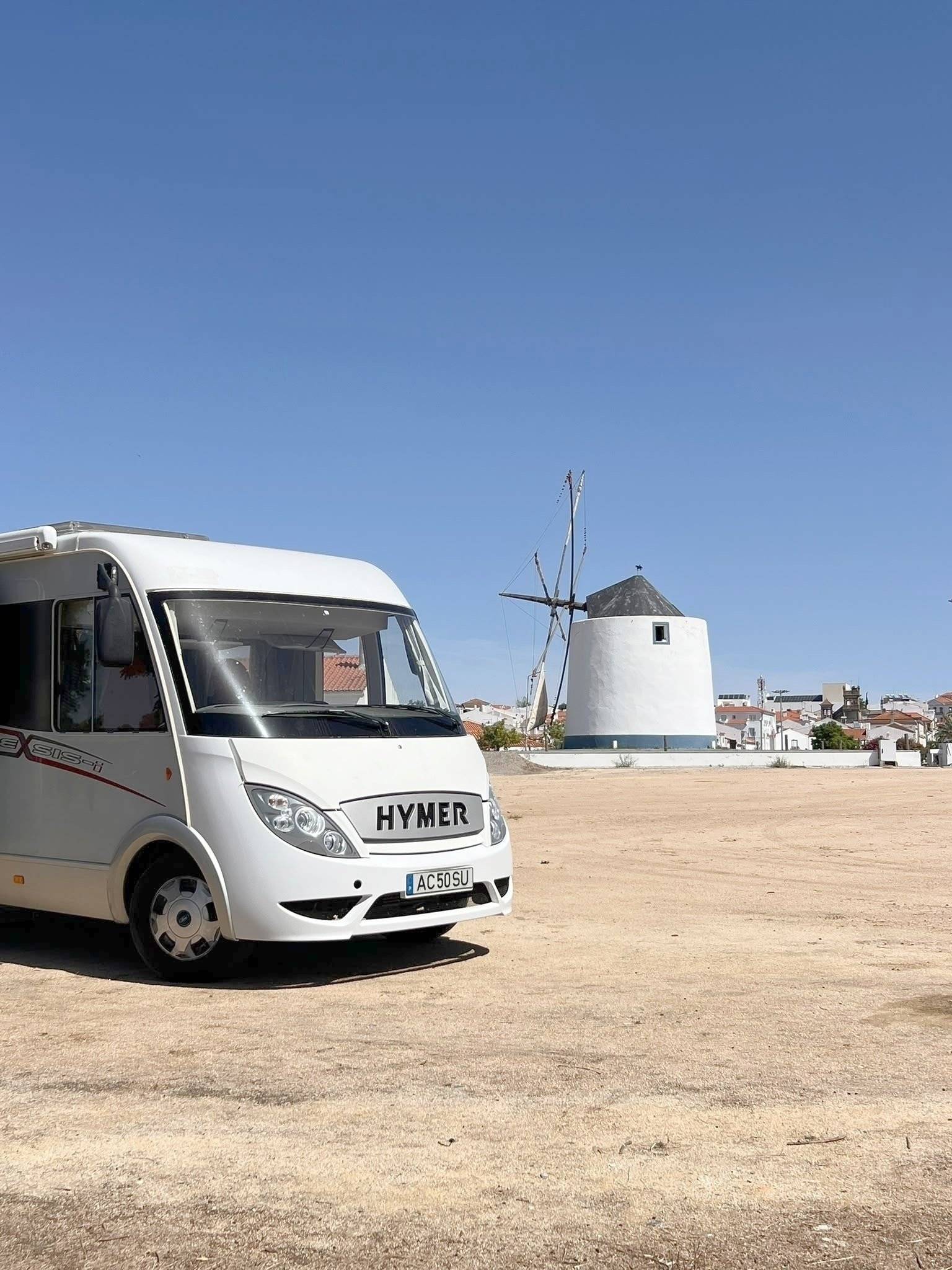 schräge Vorderansicht Ford Van 522 hymer - Yescapa