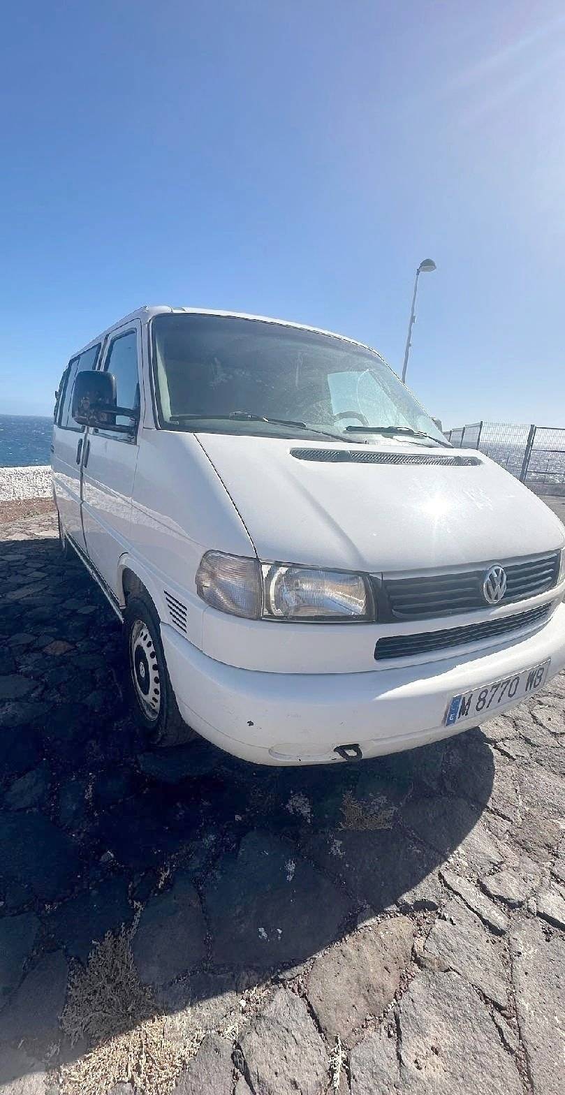 Vista del vehicle angle davanter Volkswagen 2.5 TDI - Yescapa