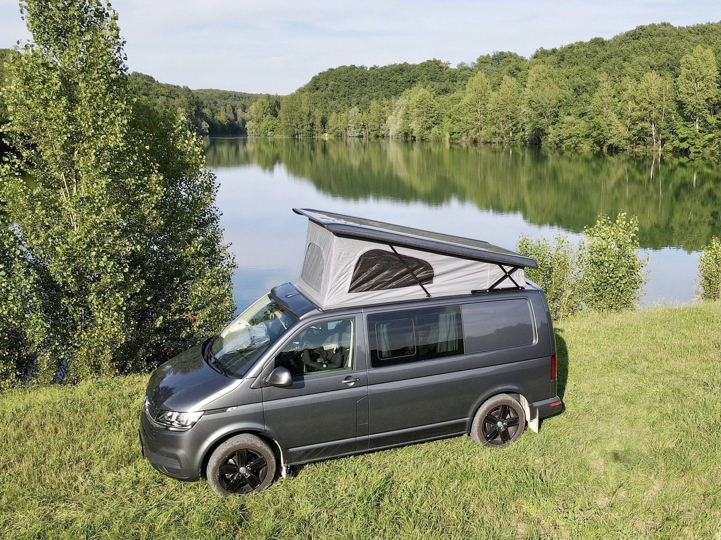Vue avant de 3/4 Volkswagen Transporteur T6 L1H1 2 l 150 ch - Yescapa