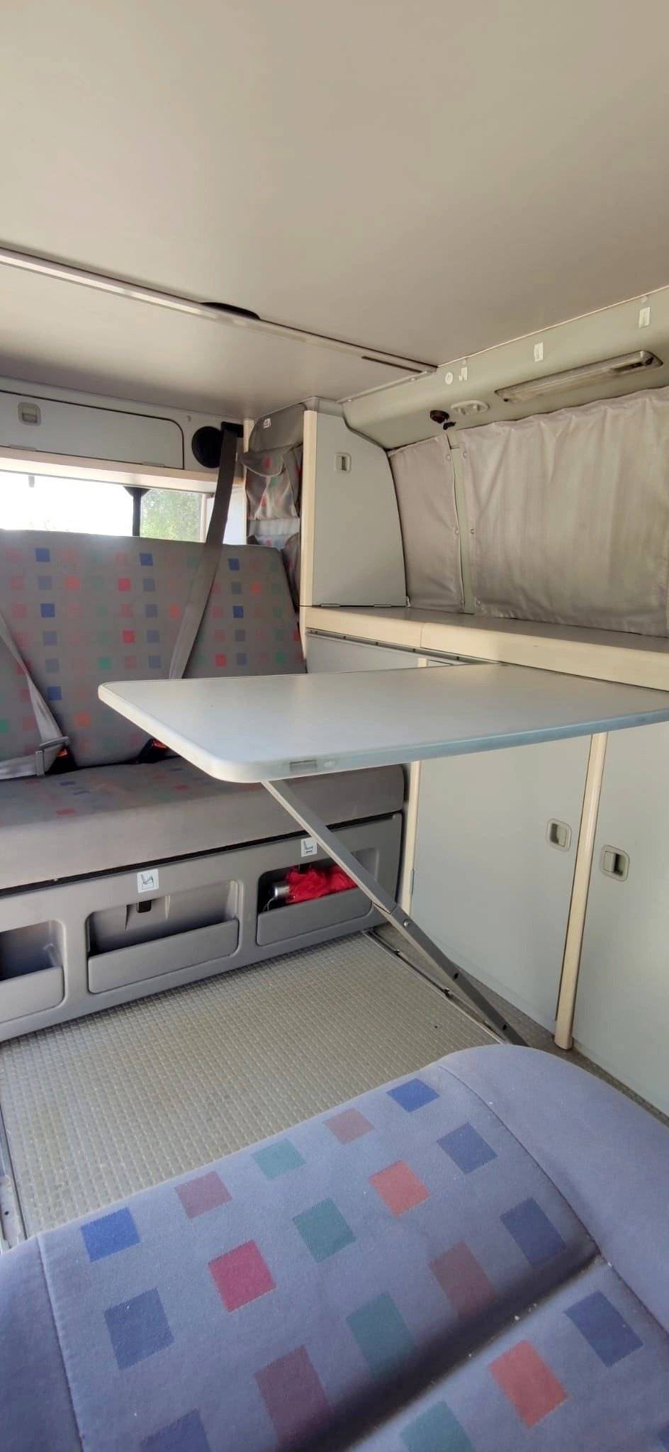 Área de jantar Volkswagen California T4 2.5 TDI 102cv - Yescapa
