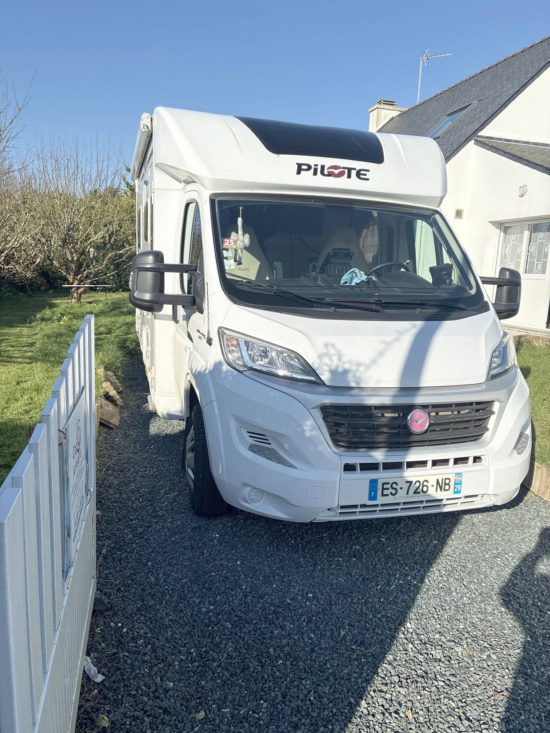 Vista frontale a ¾ Fiat 2,3 l 130 ch - Yescapa