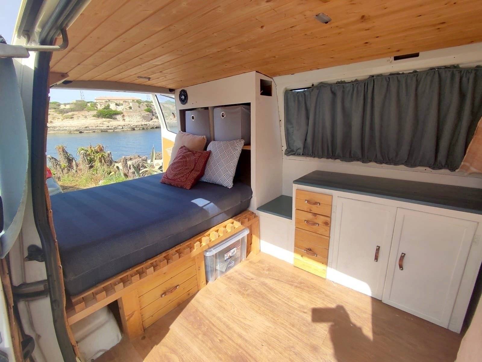 Área de jantar Volkswagen T4 kombi - Yescapa