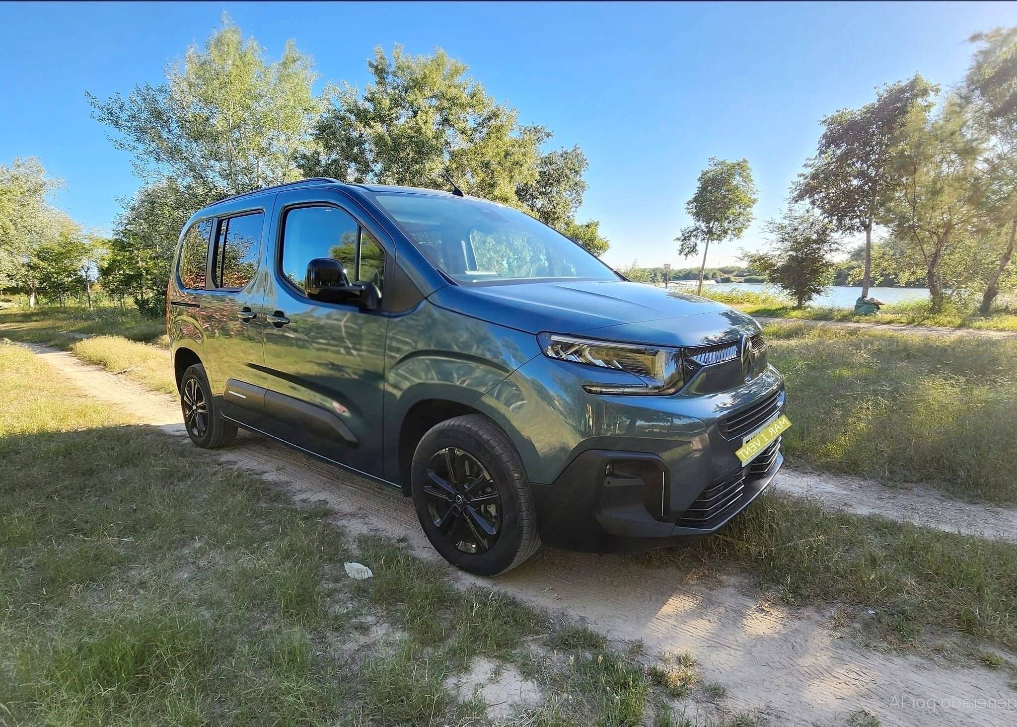 Vista del vehicle angle davanter Citroën Berlingo - Yescapa