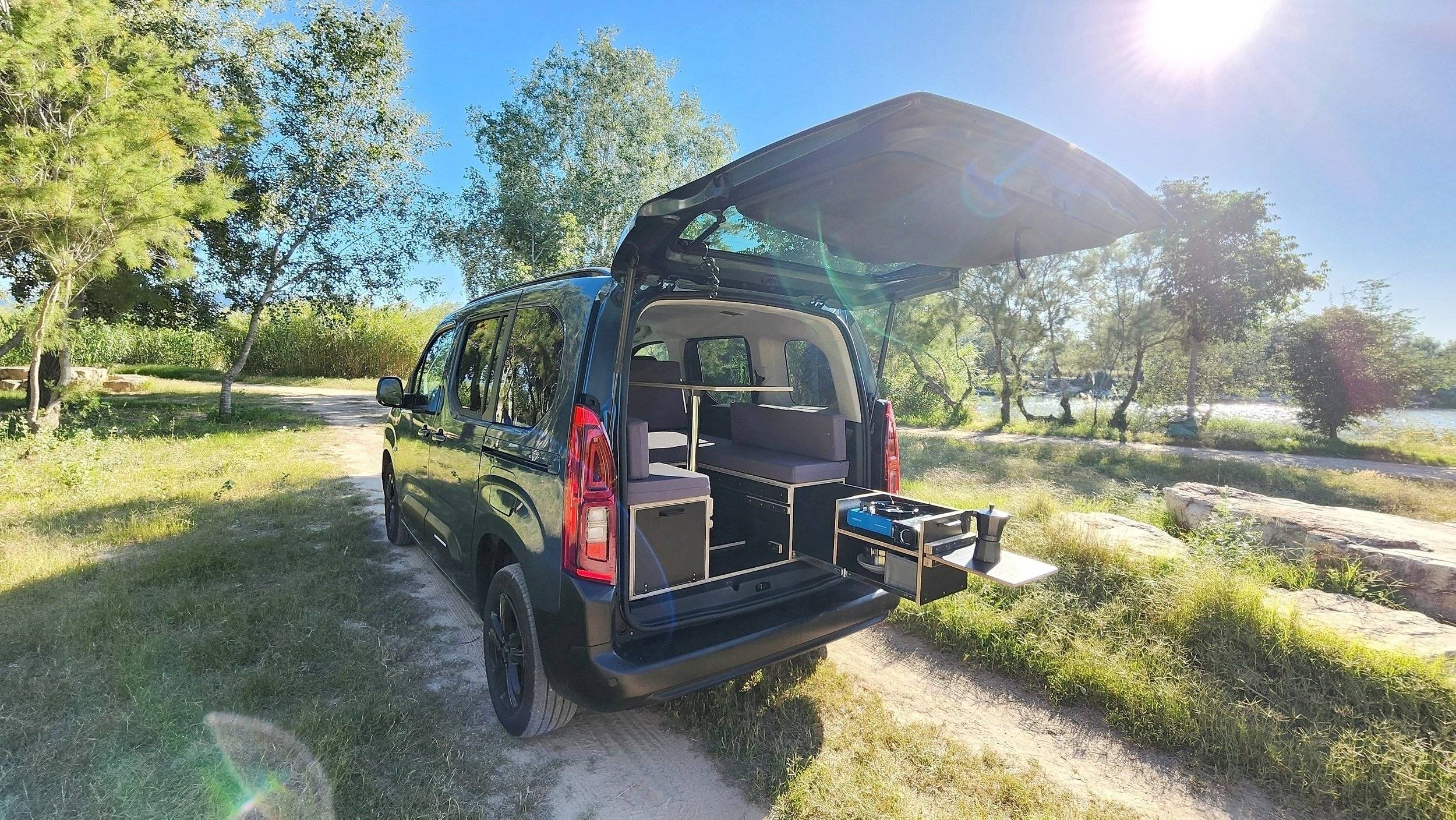 schräge Vorderansicht Citroën Berlingo - Yescapa