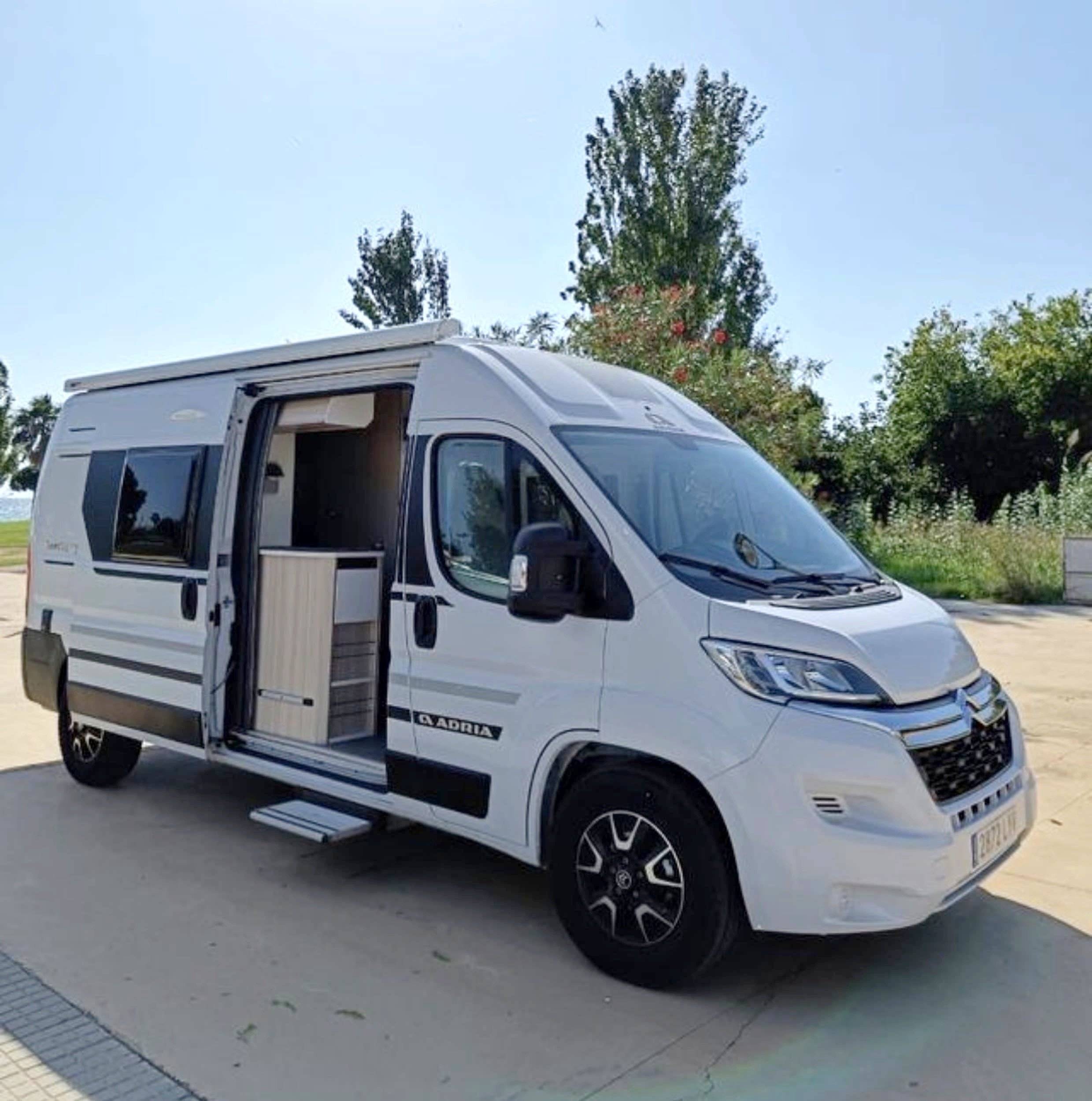 Front view from 3/4 Citroën JUMPER 2.2 140 CVS - Yescapa