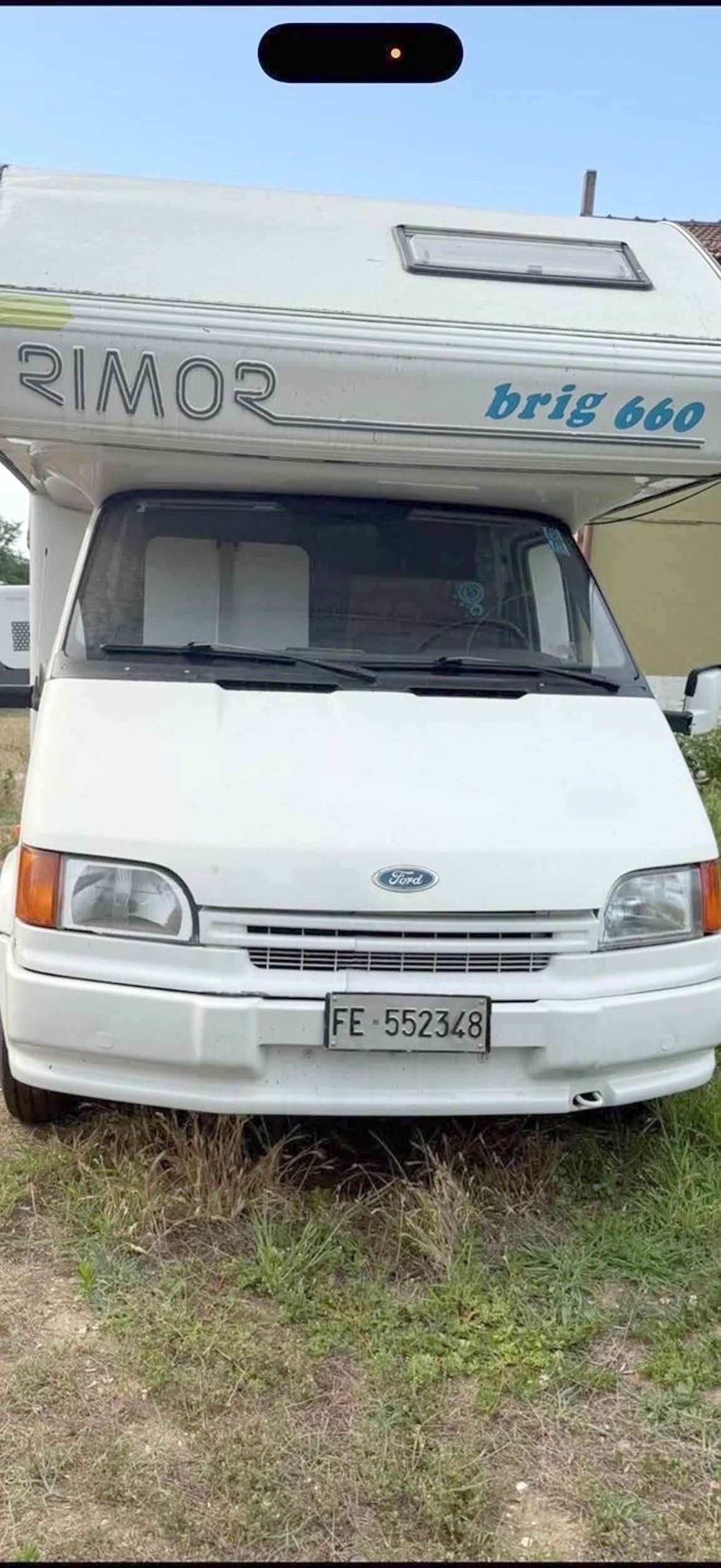 Vista frontale a ¾ Ford transit150 - Yescapa