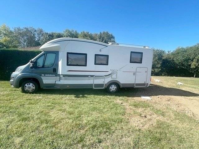 Vue avant de 3/4 Fiat 2,3 l 130 ch - Yescapa
