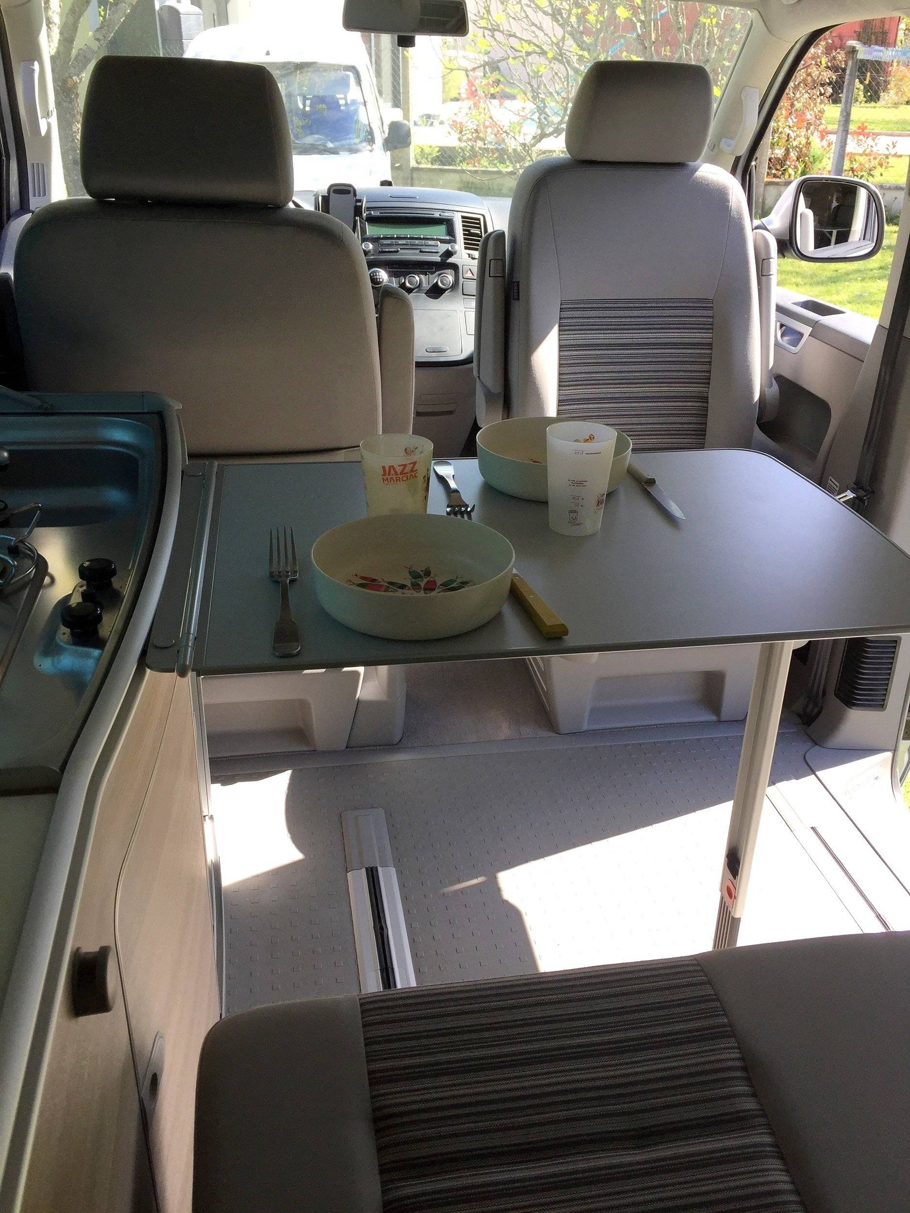 Dining Area Volkswagen California - Yescapa