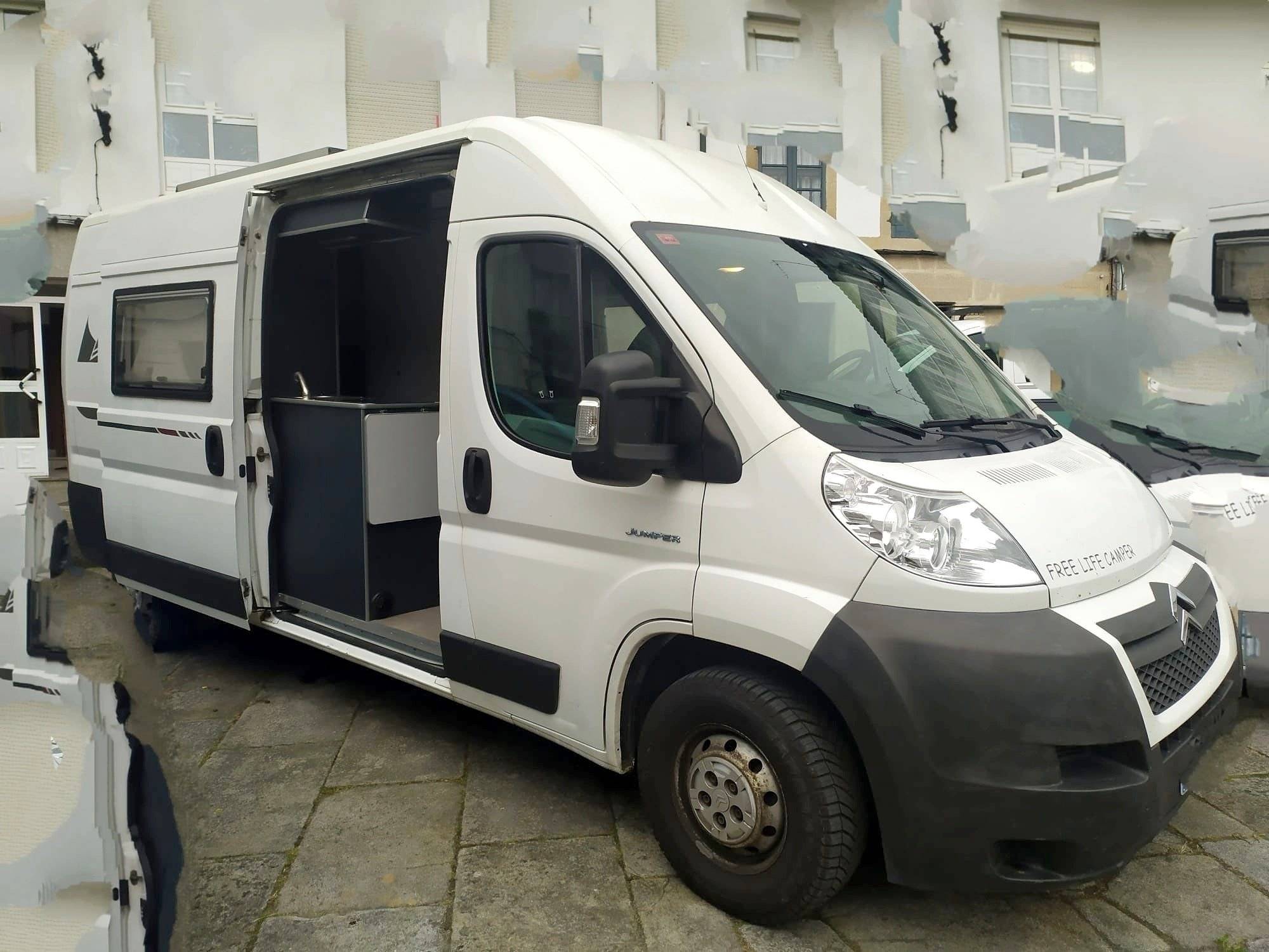 Vue avant de 3/4 Citroën Jumper 2,2 l 130 ch - Yescapa
