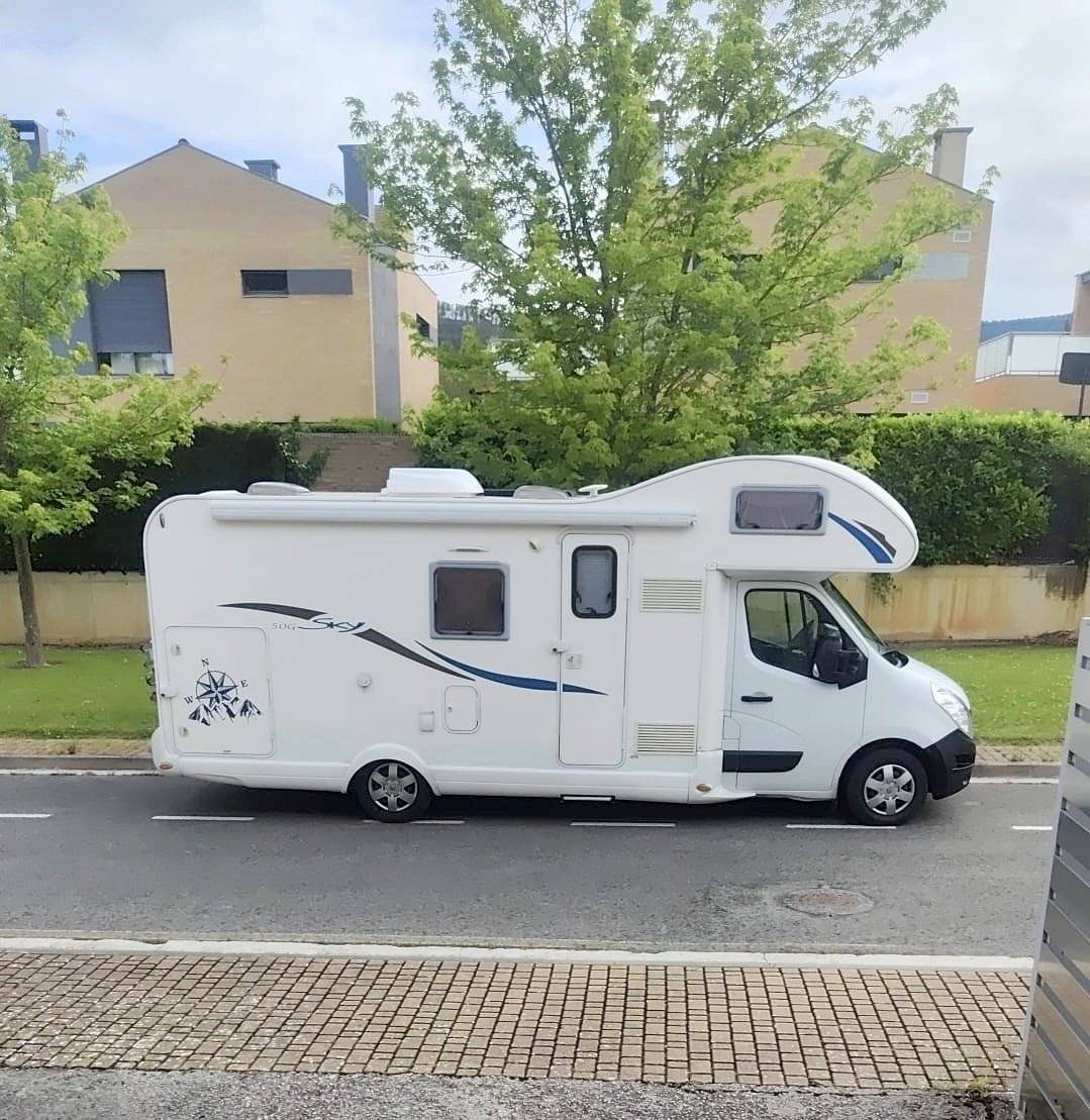 Front view from 3/4 Renault - Yescapa