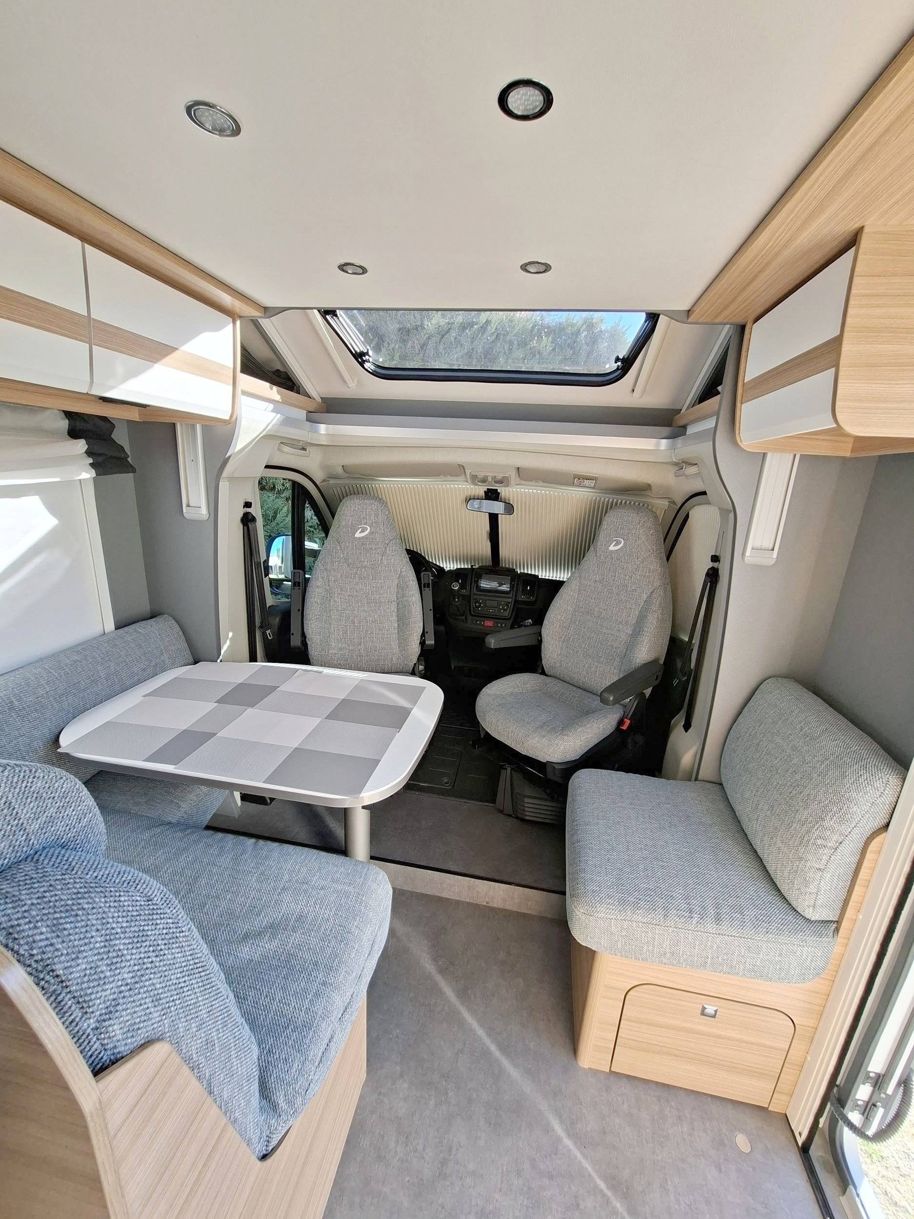 Coin repas Citroën 2.2l BlueHDI • 121 kW / 165 PS - Yescapa