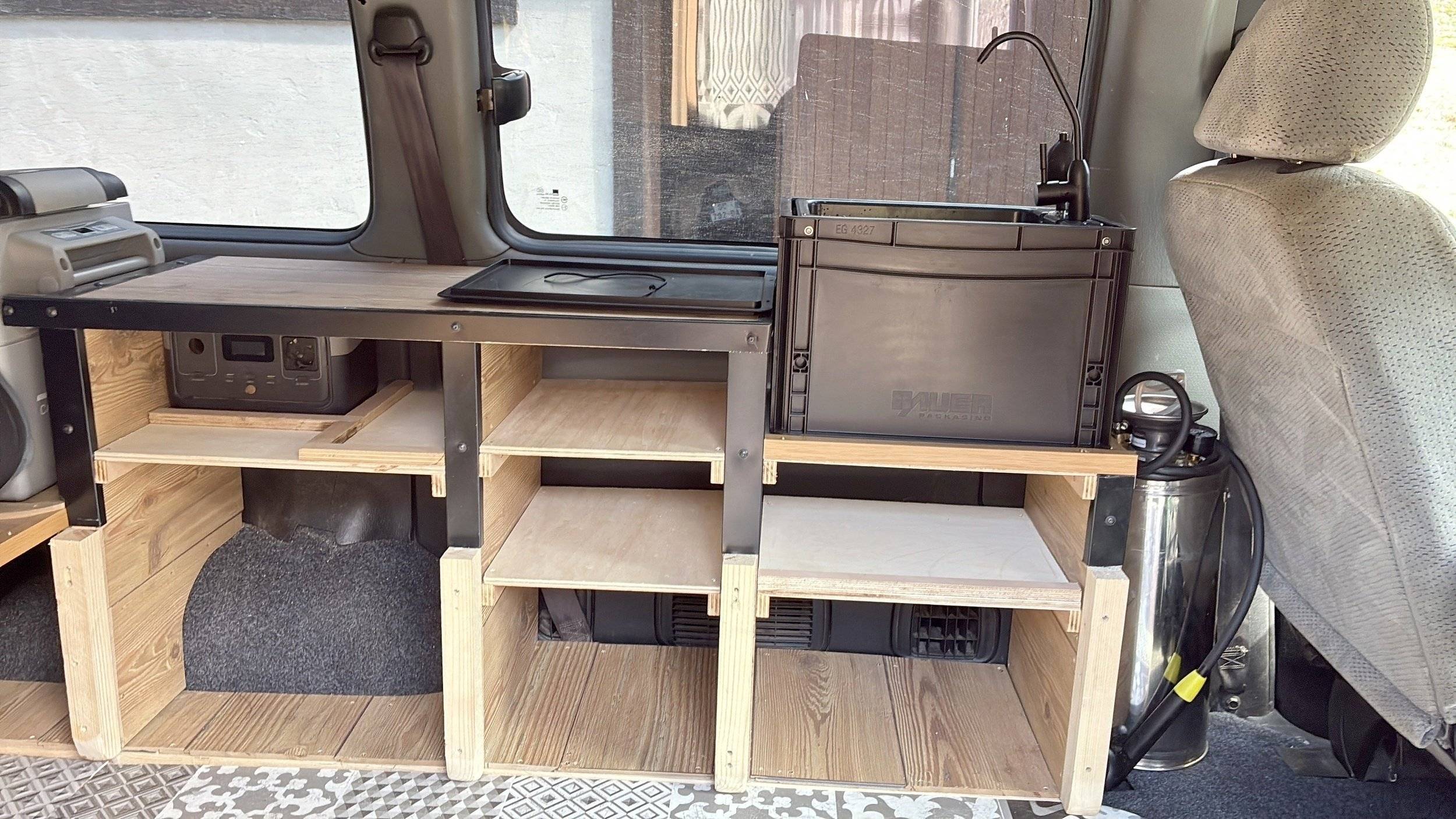 Área de jantar Hyundai H1 - Yescapa