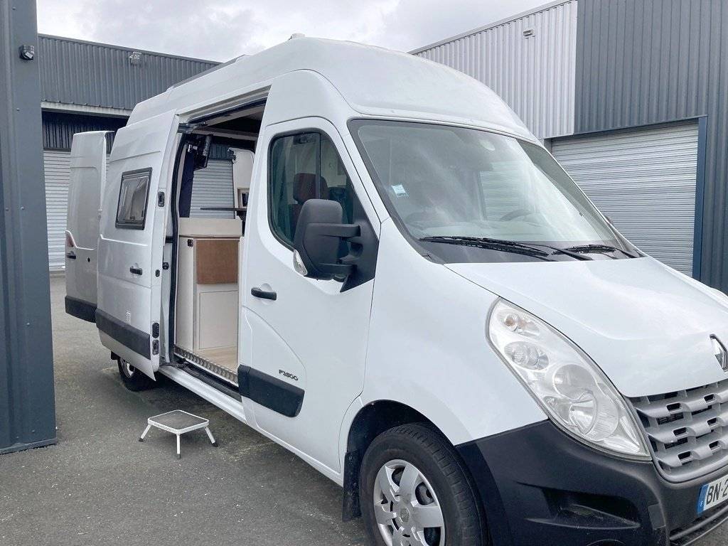Front view from 3/4 Renault Master 2,3 l 125 ch - Yescapa