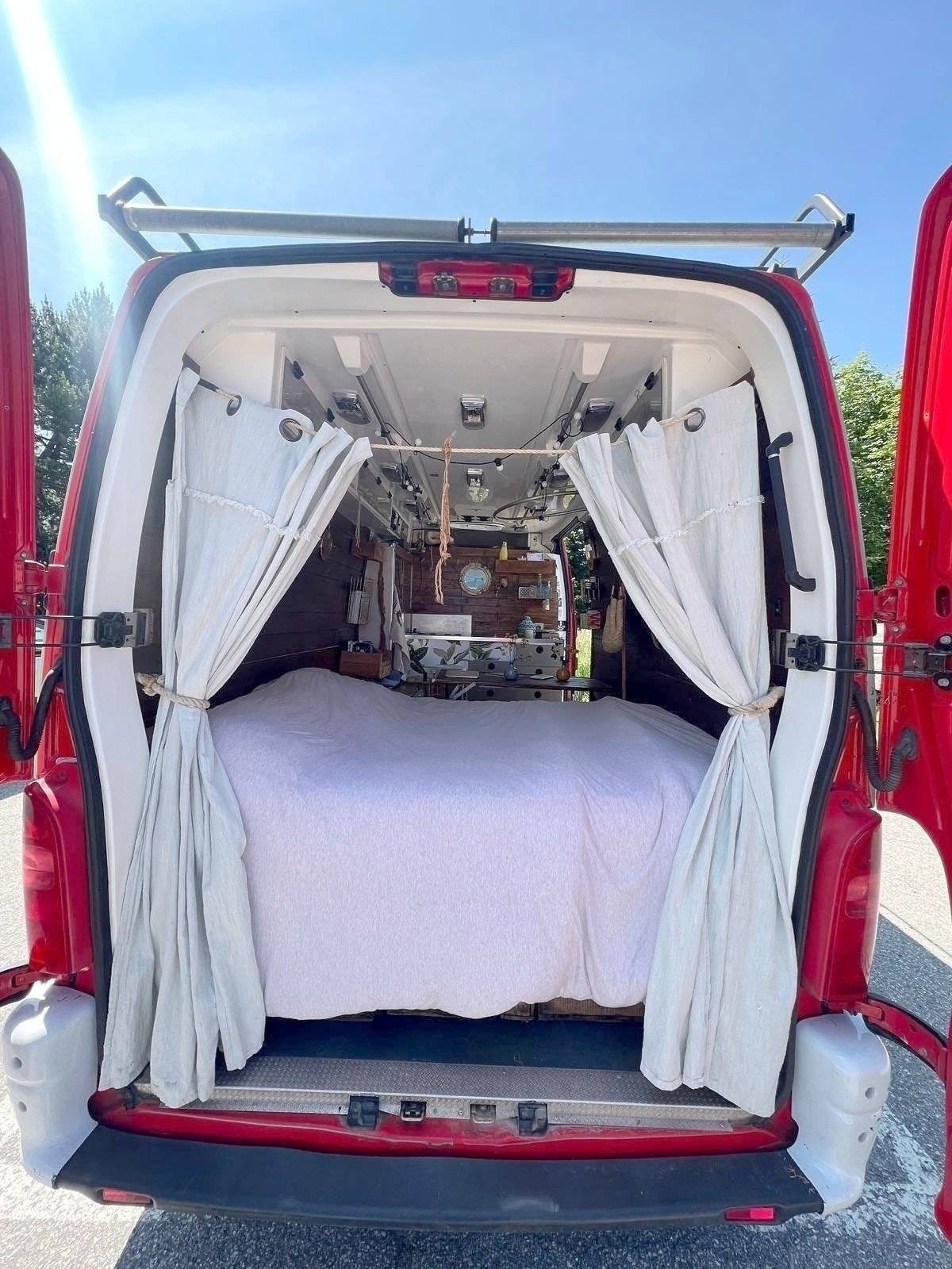 Vista del vehículo ángulo delantero Renault Master 2,5 l dCi 120 ch. - Yescapa