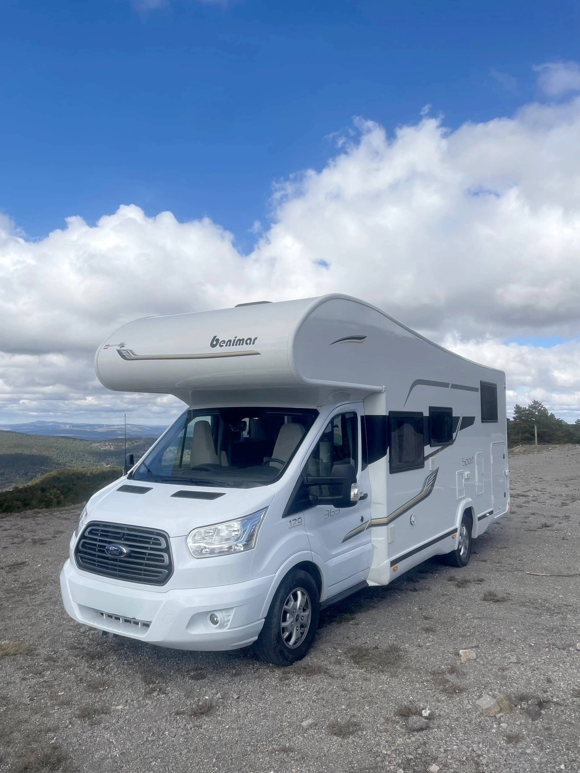 Vista del vehículo ángulo delantero Ford Transit 2,0 l 170 ch - Yescapa