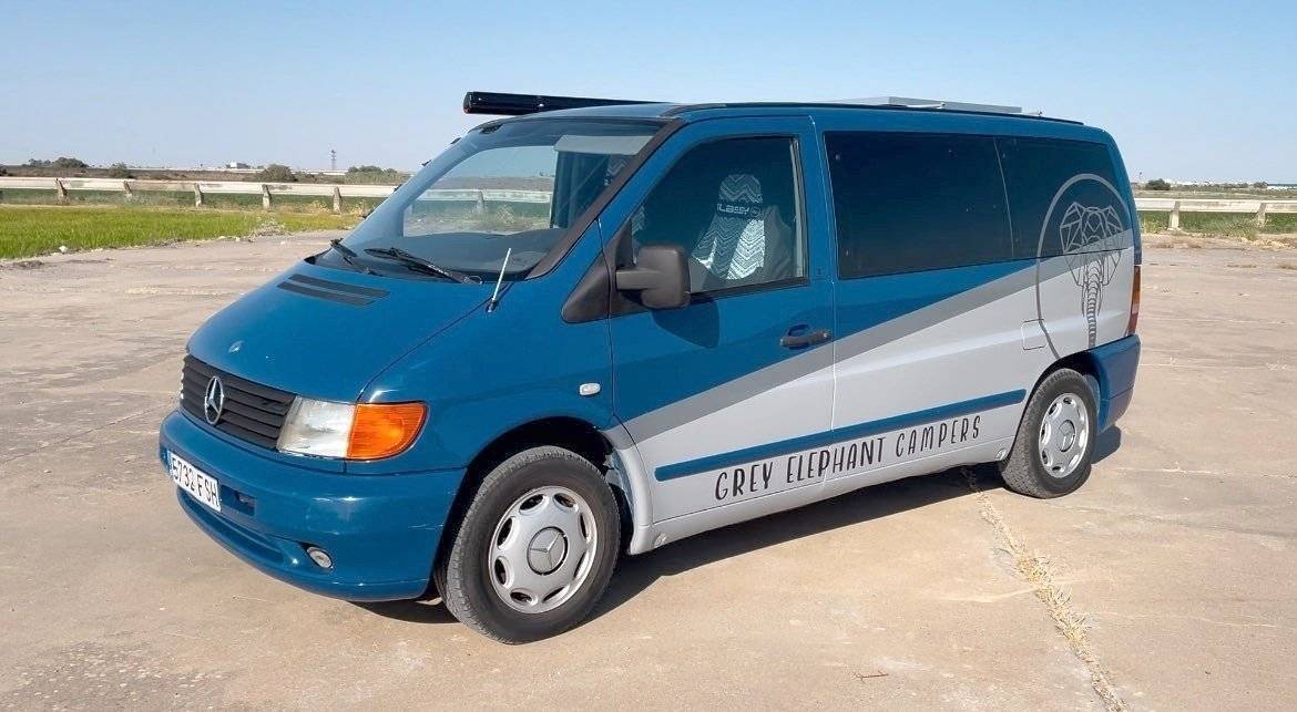 Vista del vehículo ángulo delantero Mercedes Vito 2,2 l 114 ch - Yescapa