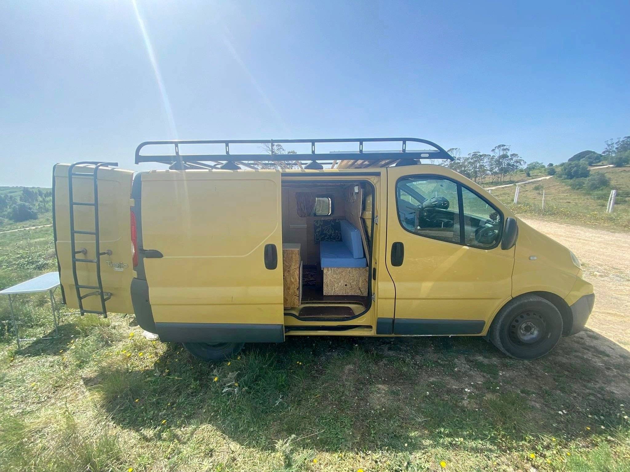 Front view from 3/4 Renault Trafic - Yescapa