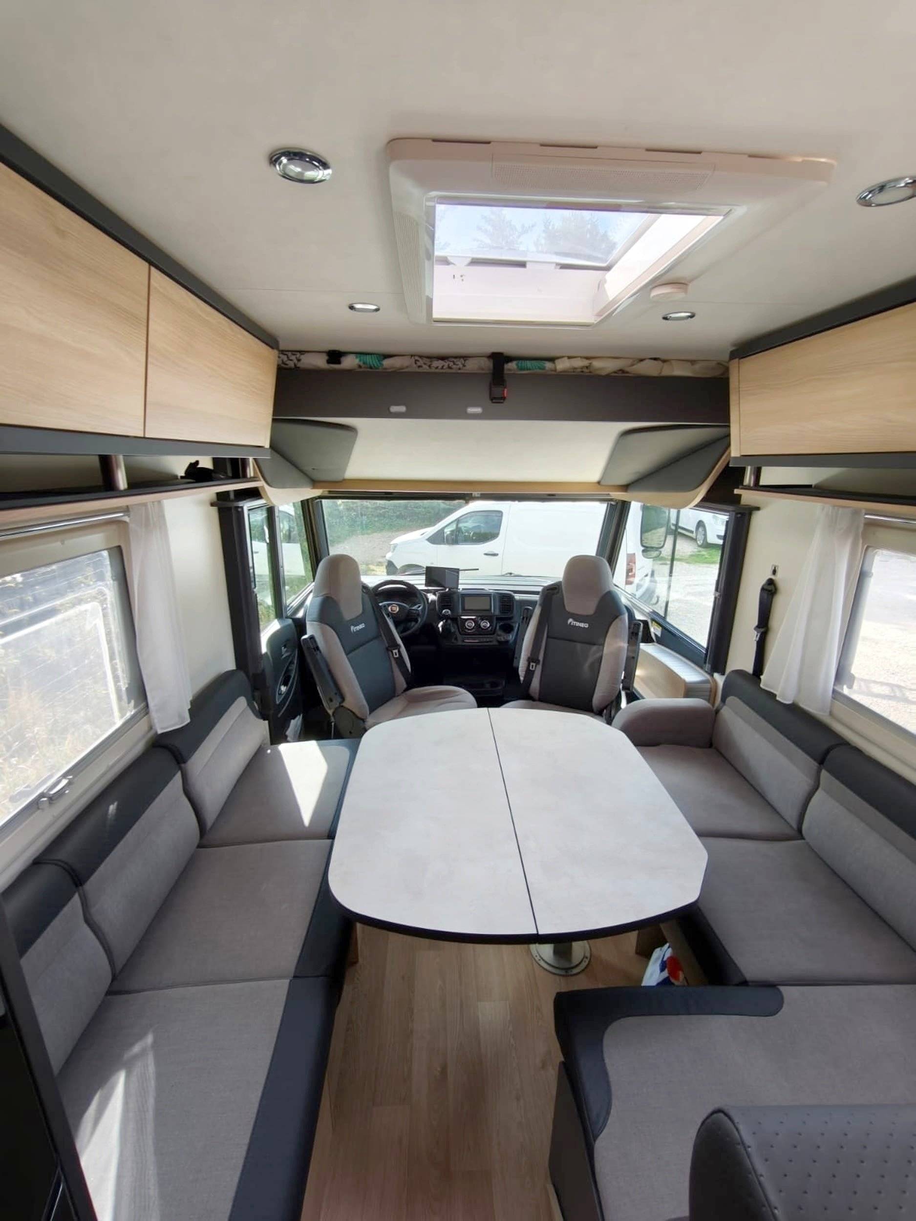 Dining Area Fiat Ducato 2.3l 140ch - Yescapa