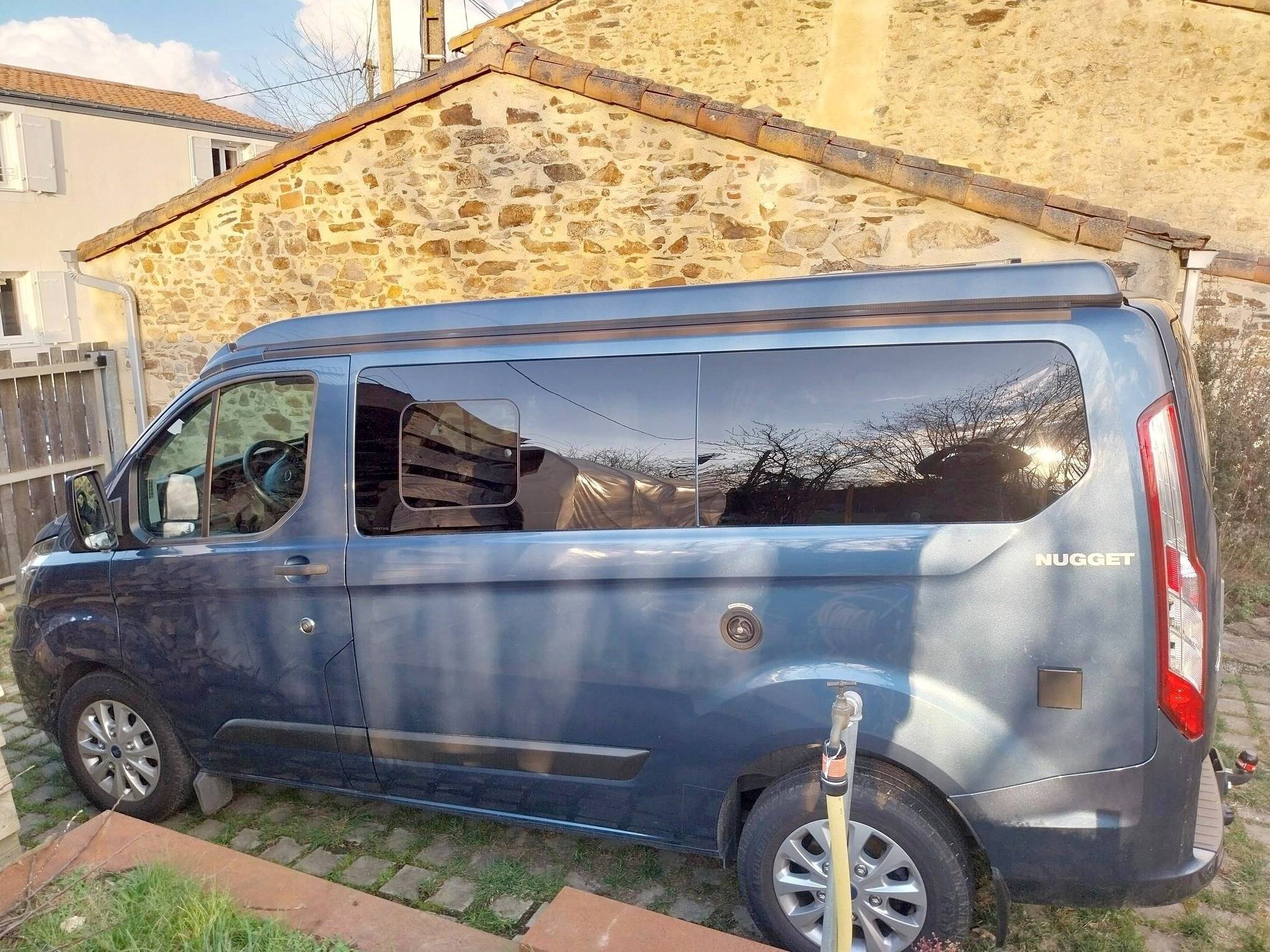 Vue avant de 3/4 Ford Ford Nugget - Yescapa