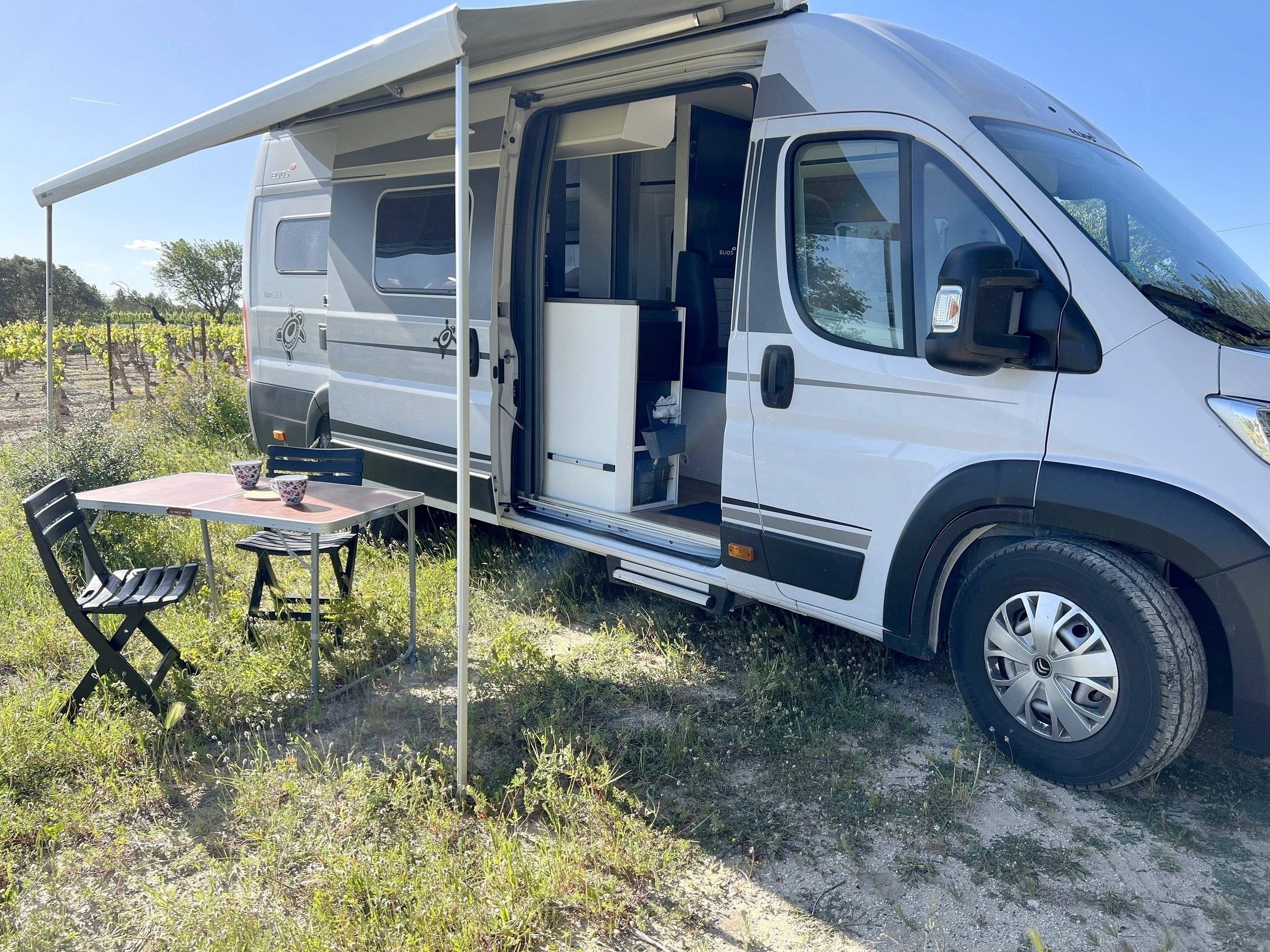 schräge Vorderansicht Citroën 2.2L 140CV - Yescapa