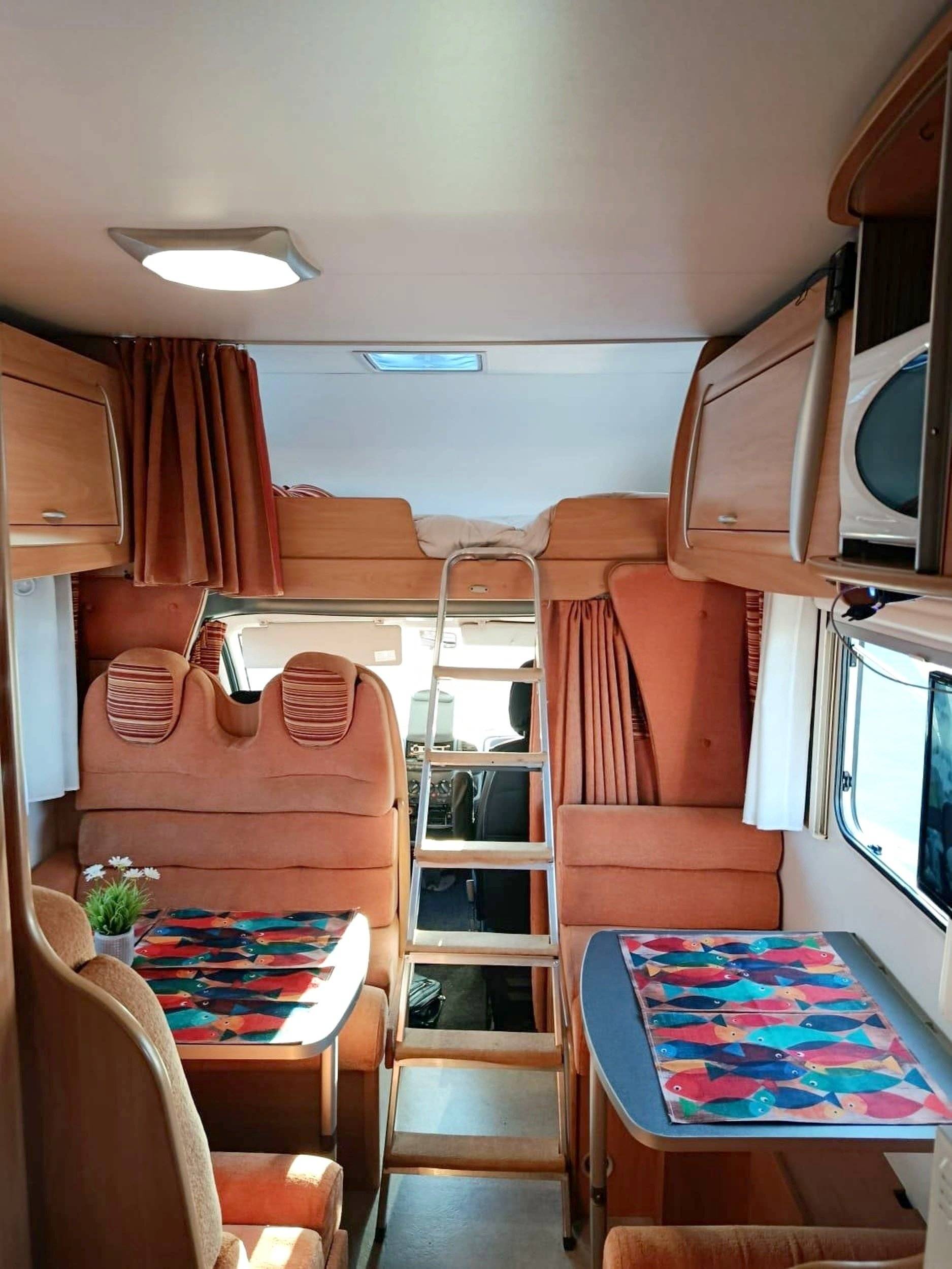 Dining Area Fiat 35 light 2,4 l 140 ch. - Yescapa