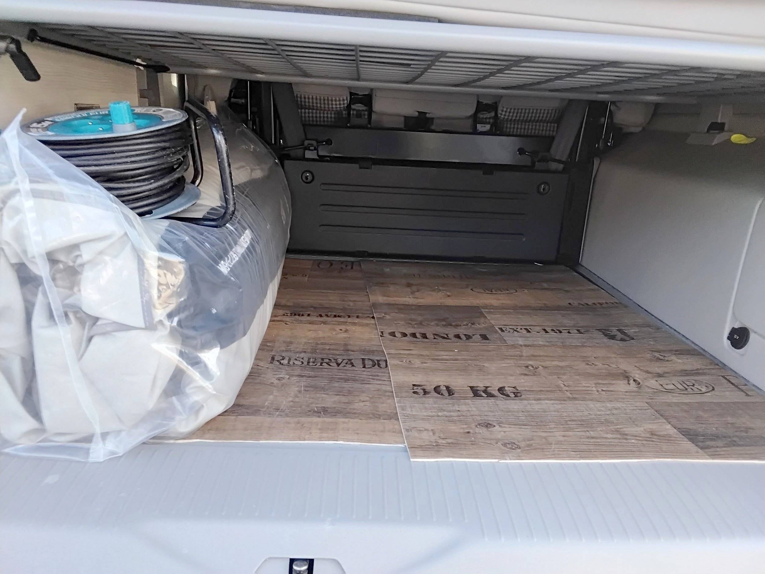 Dining Area Volkswagen Transporter T6 2,0 l 150ch - Yescapa