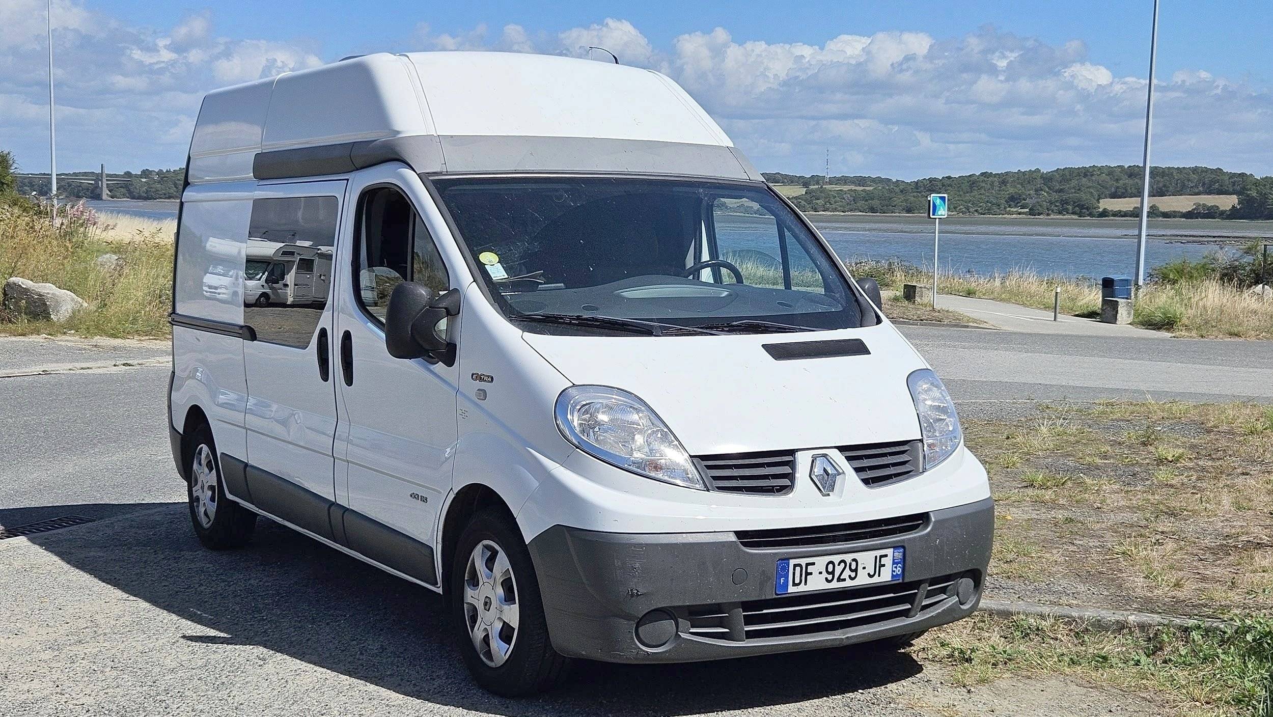 Vue avant de 3/4 Renault Trafic 2,0 l dCi 115 ch - Yescapa