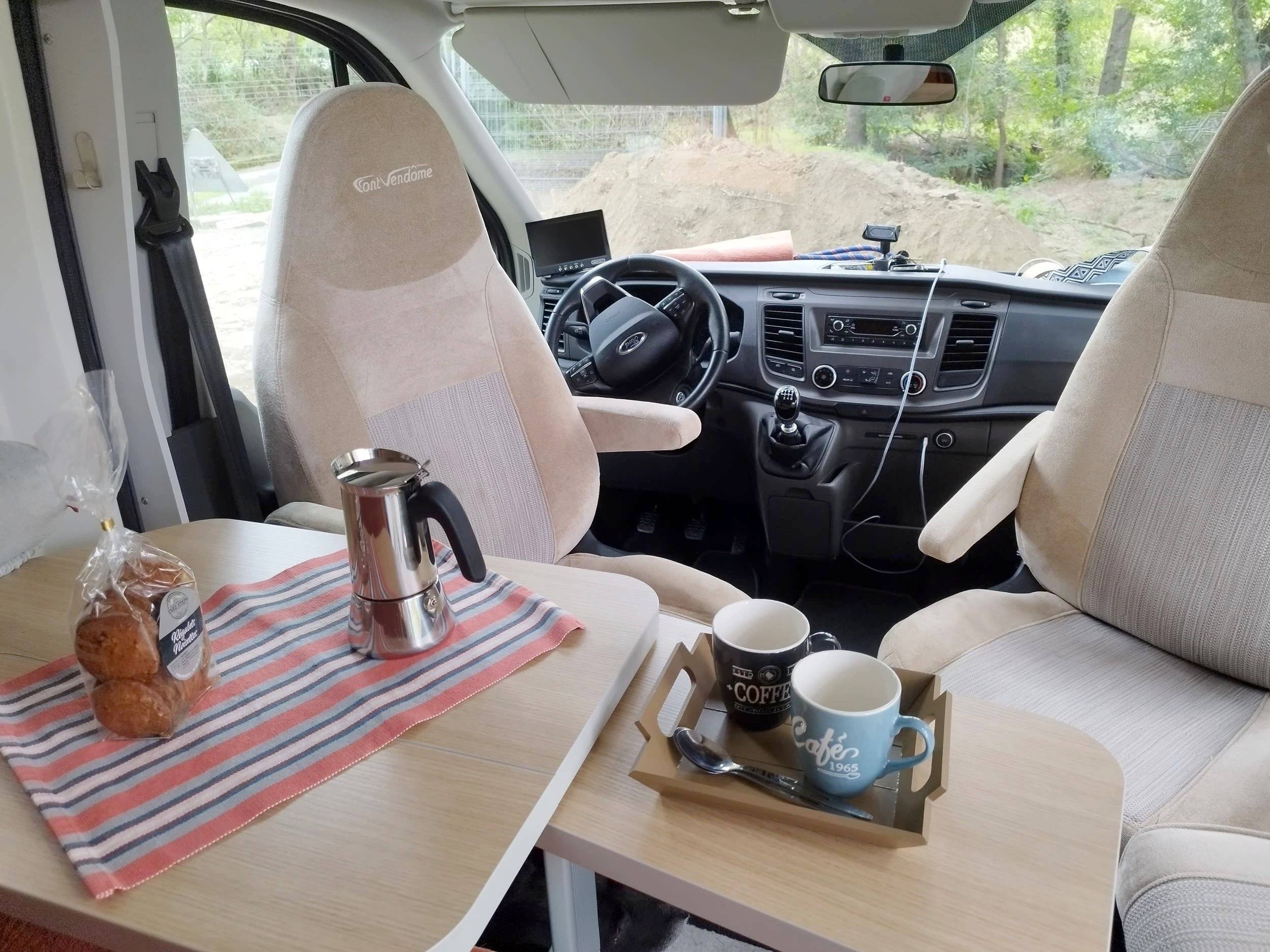 Dining Area Ford FORD TRANSIT - Yescapa