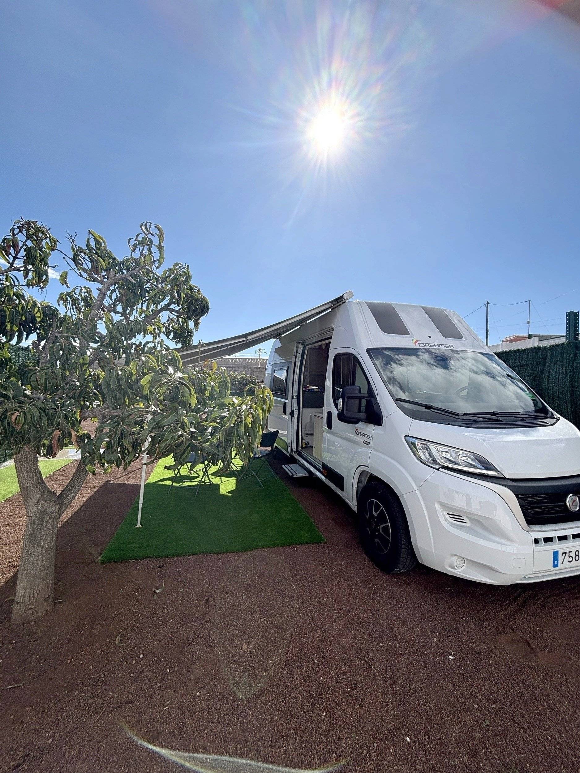 Vista del vehicle angle davanter Fiat Fiat Ducato 1.9LTD - Yescapa