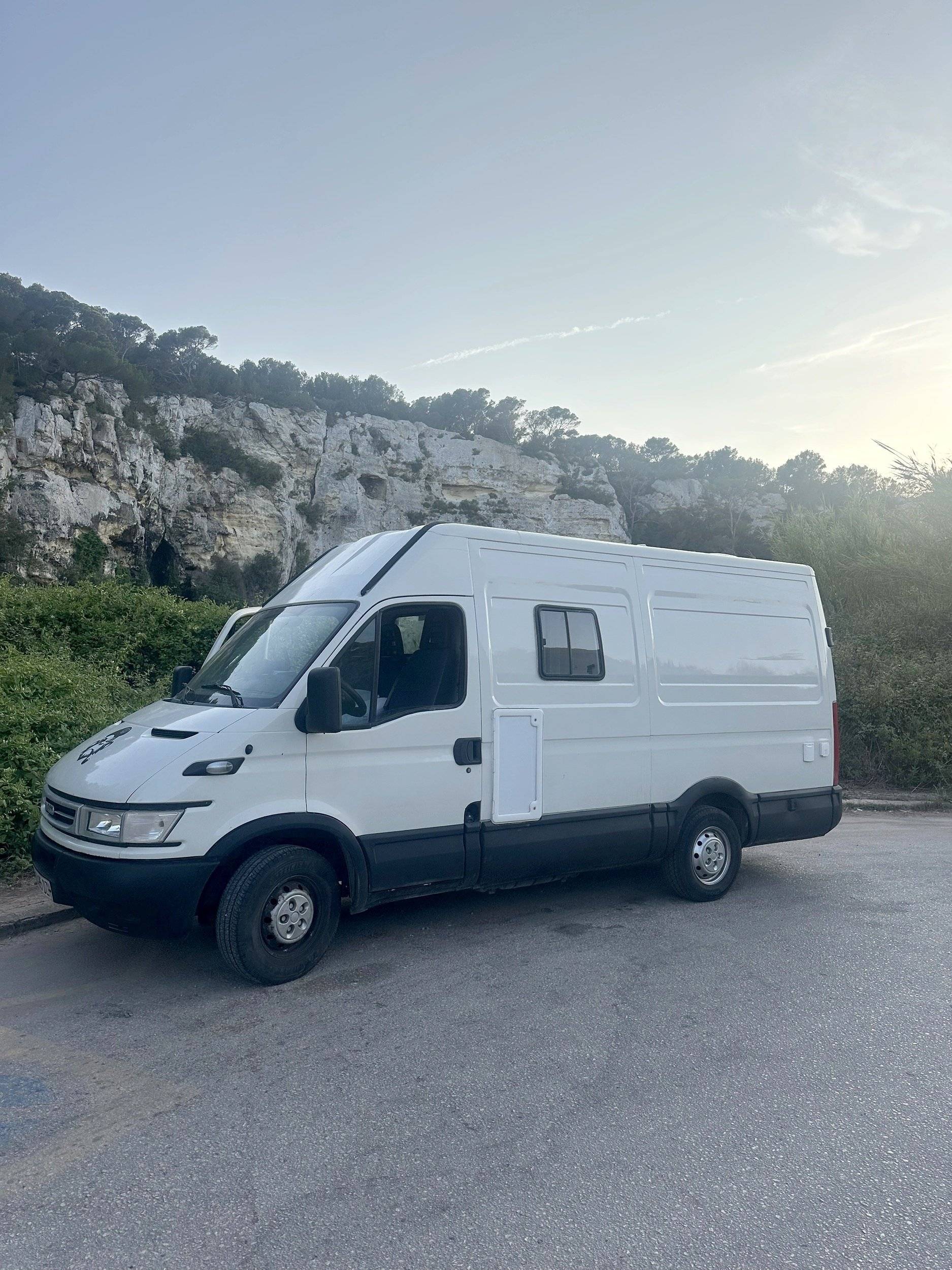 Vista del vehículo ángulo delantero Iveco Daily 4x4 3,0L 176ch - Yescapa