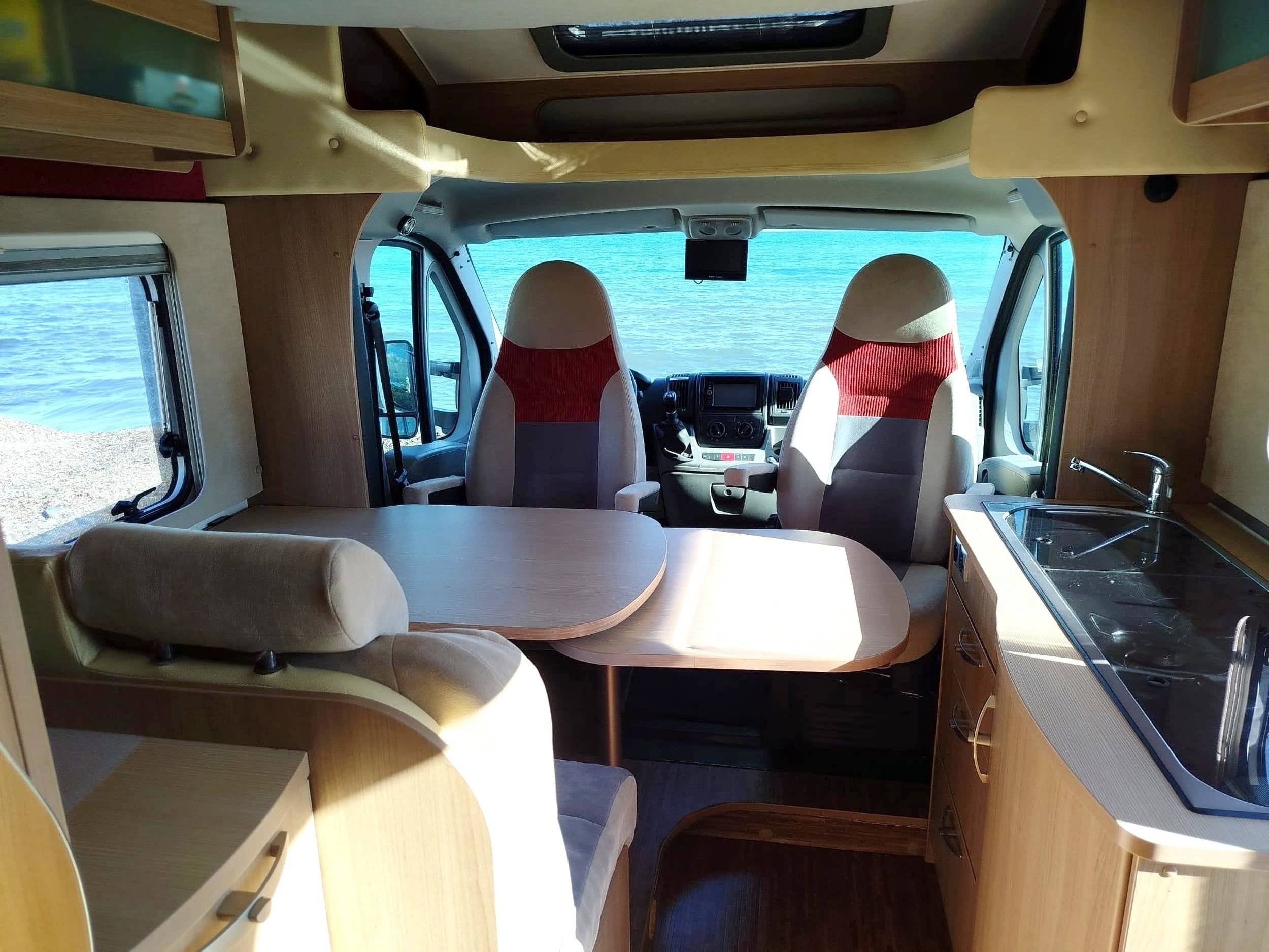 Dining Area Fiat Ducato 2,3 l 130 ch - Yescapa