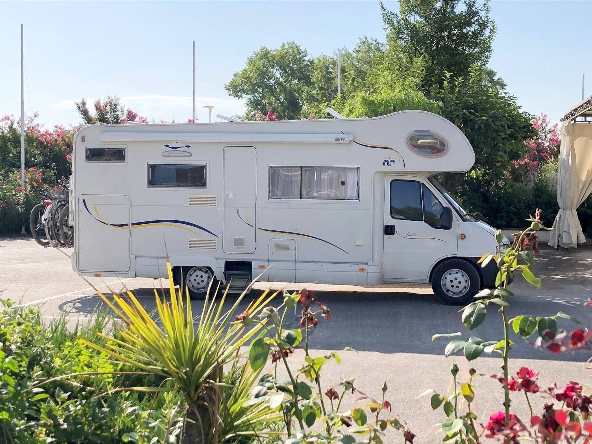 schräge Vorderansicht Fiat FIAT DUCATO - Yescapa