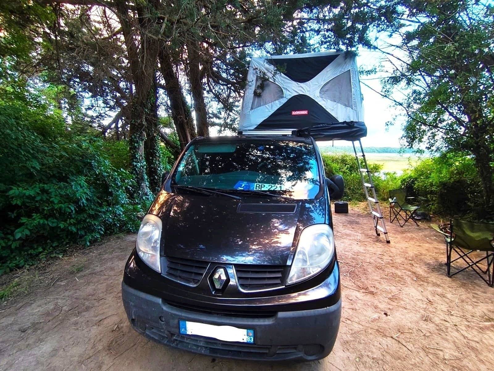 Front view from 3/4 Renault Trafic 2 l 115 ch - Yescapa