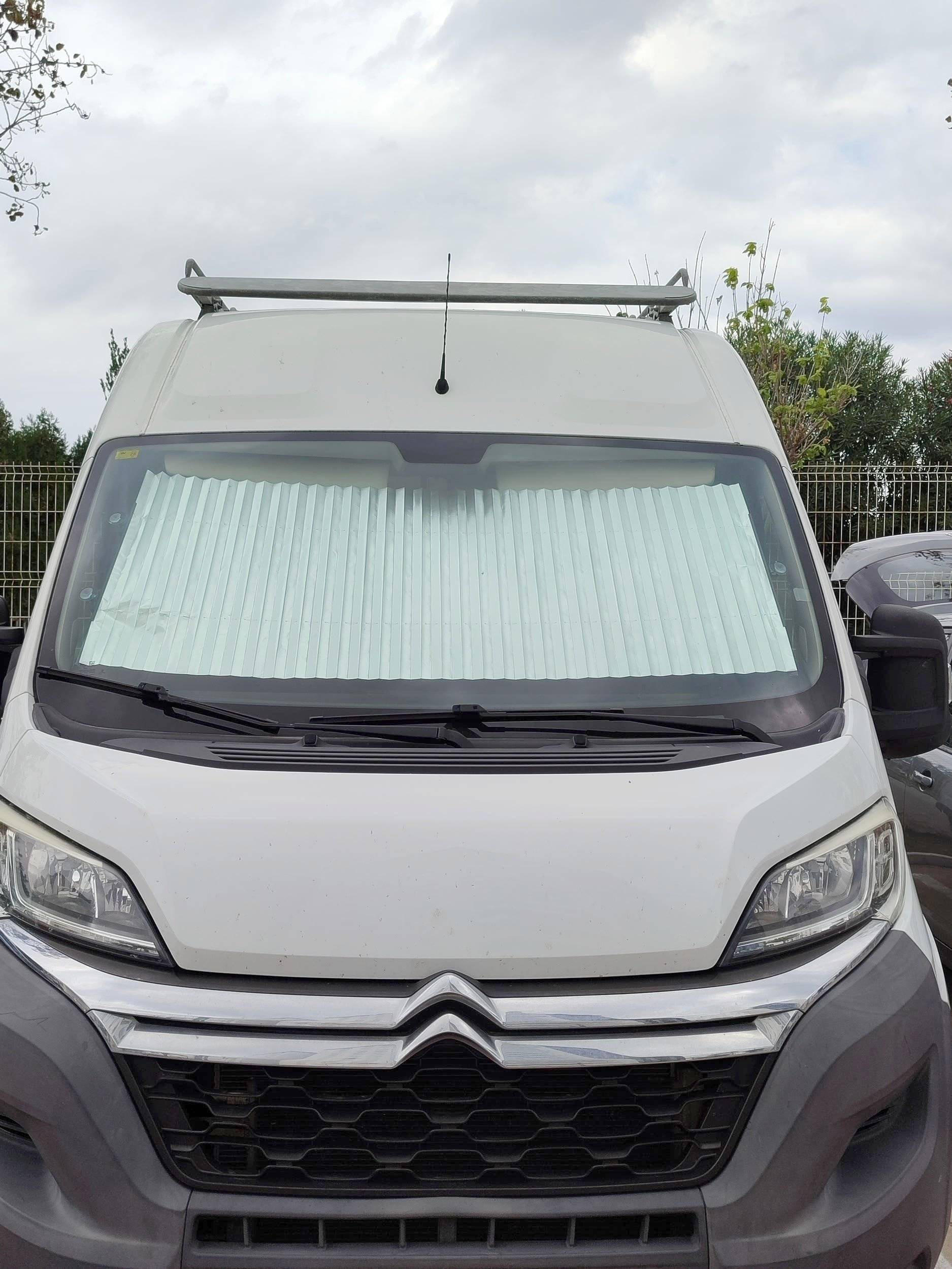 Vue avant de 3/4 Citroën Jumper 2,2 l HDI 140 CV - Yescapa