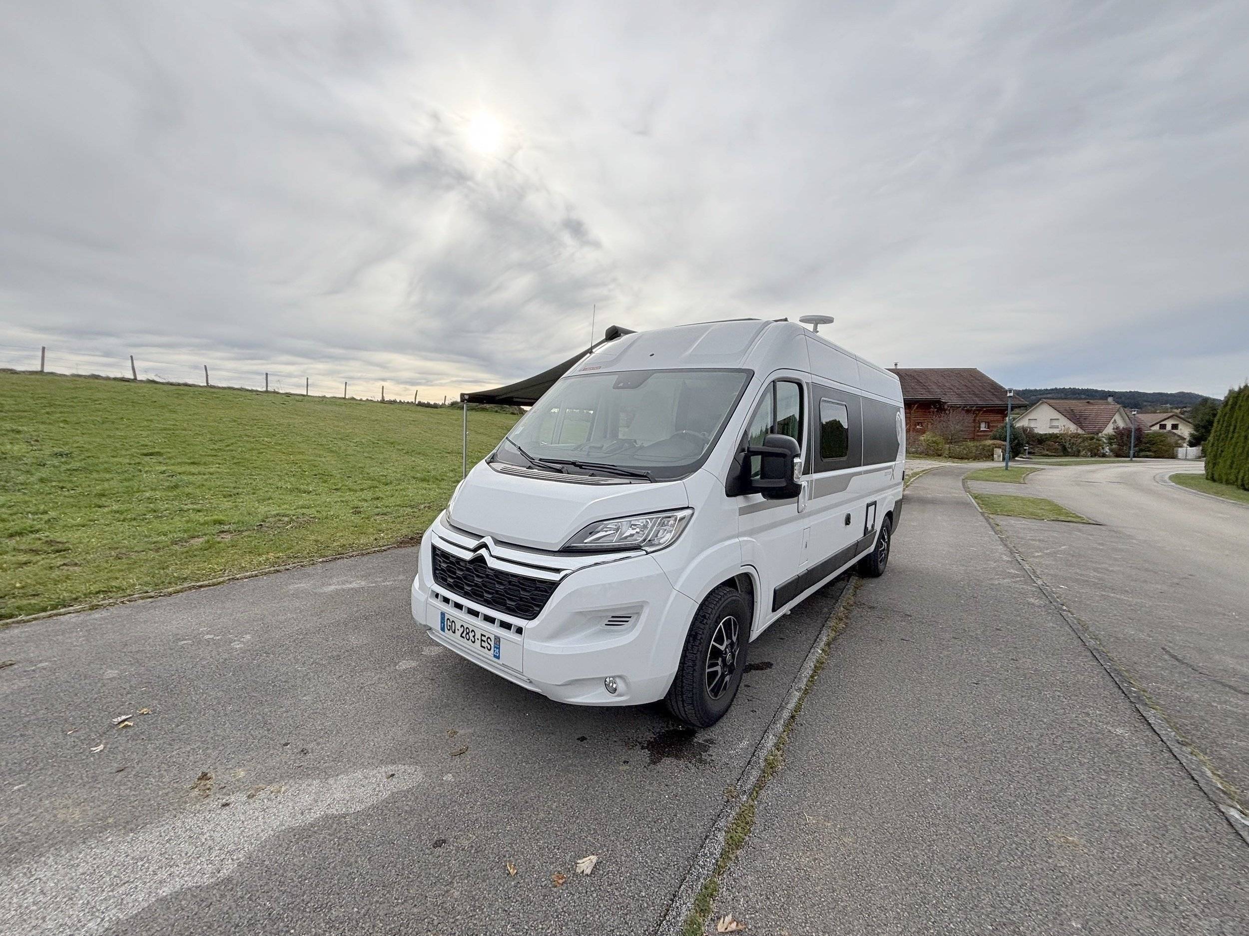 Front view from 3/4 Citroën Jumper 2,2 l 140 ch - Yescapa