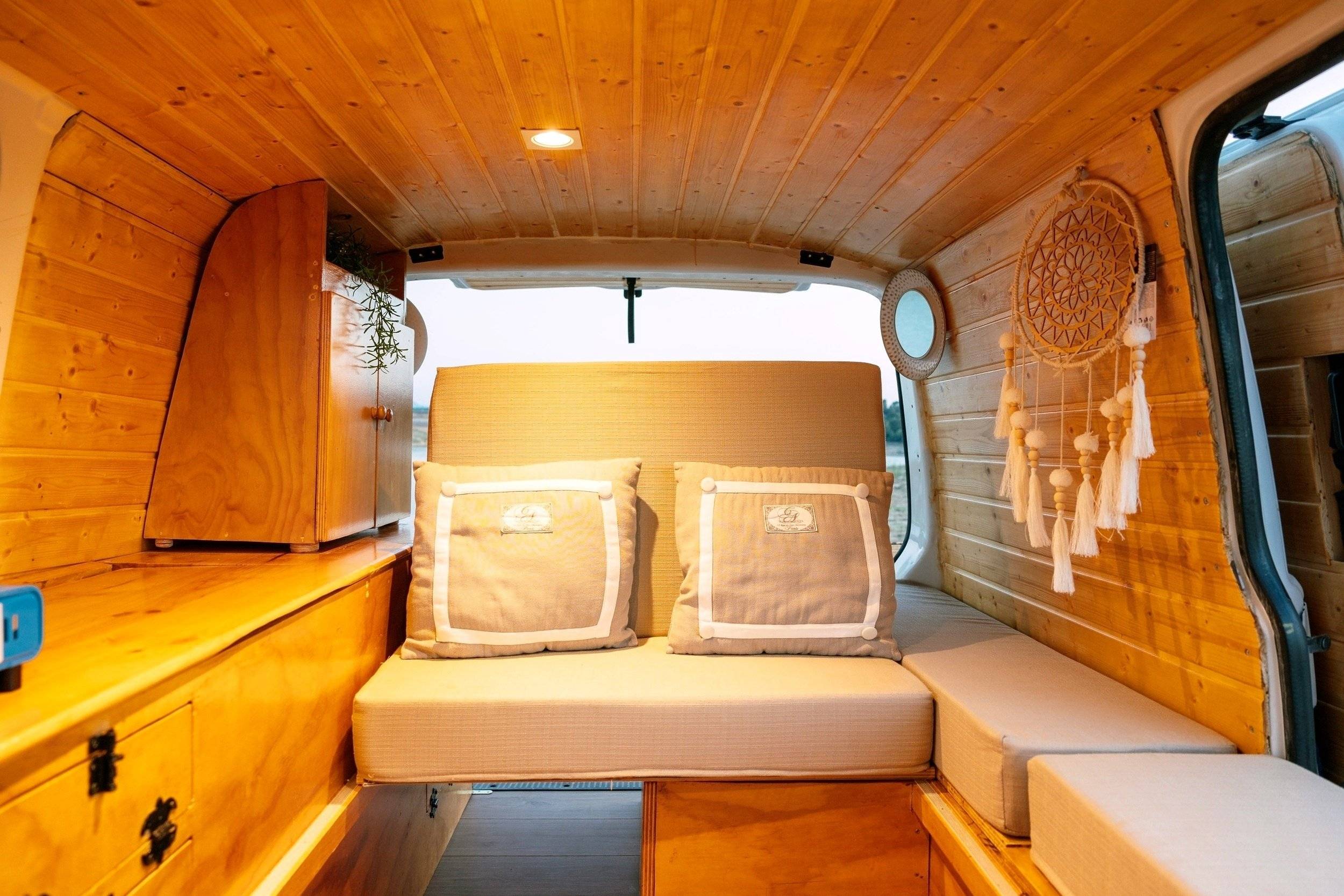 Dining Area Volkswagen T5 2,0 l 84 ch - Yescapa