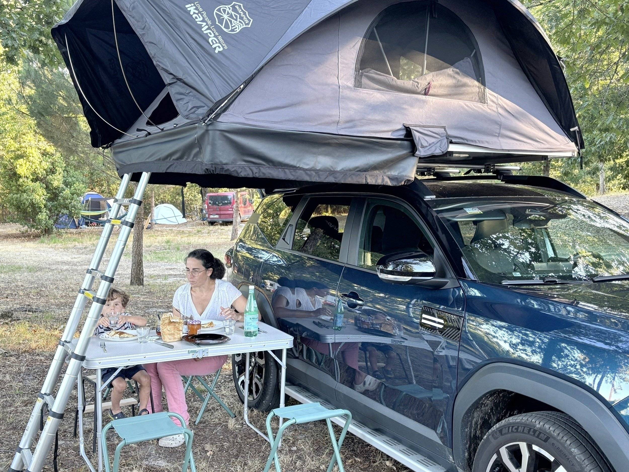 Vue avant de 3/4 DACIA bigster hybride - Yescapa
