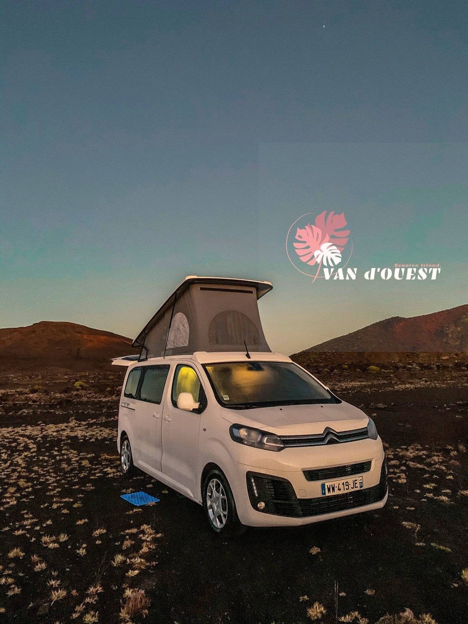 schräge Vorderansicht Citroën Spacetourer 120 - Yescapa