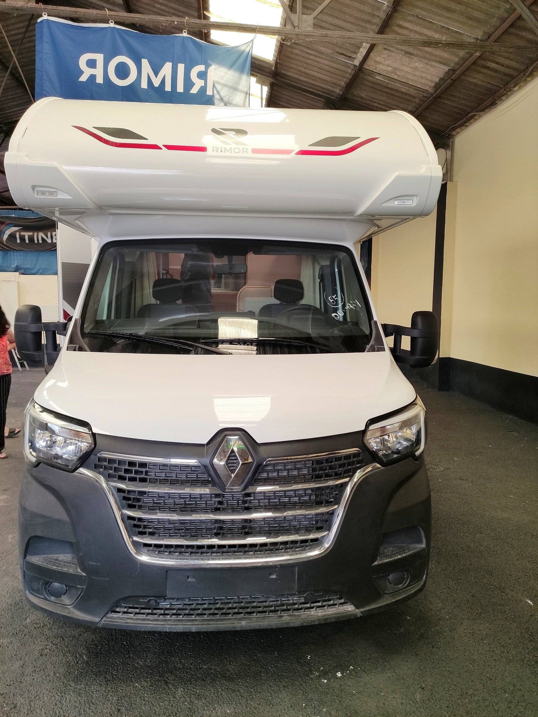 Vista del vehículo ángulo delantero Renault - Yescapa