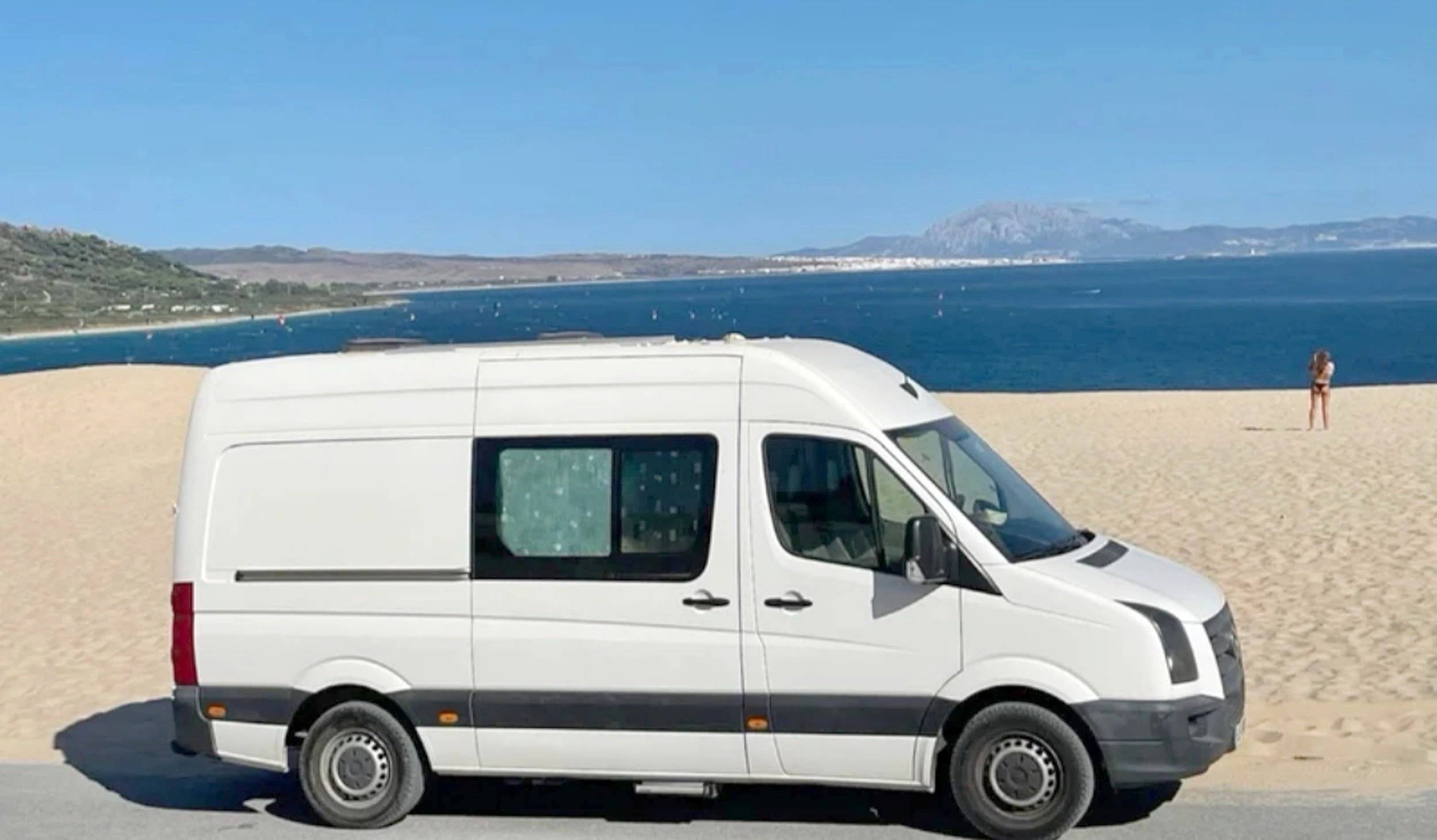 Front view from 3/4 Volkswagen CRAFTER - Yescapa