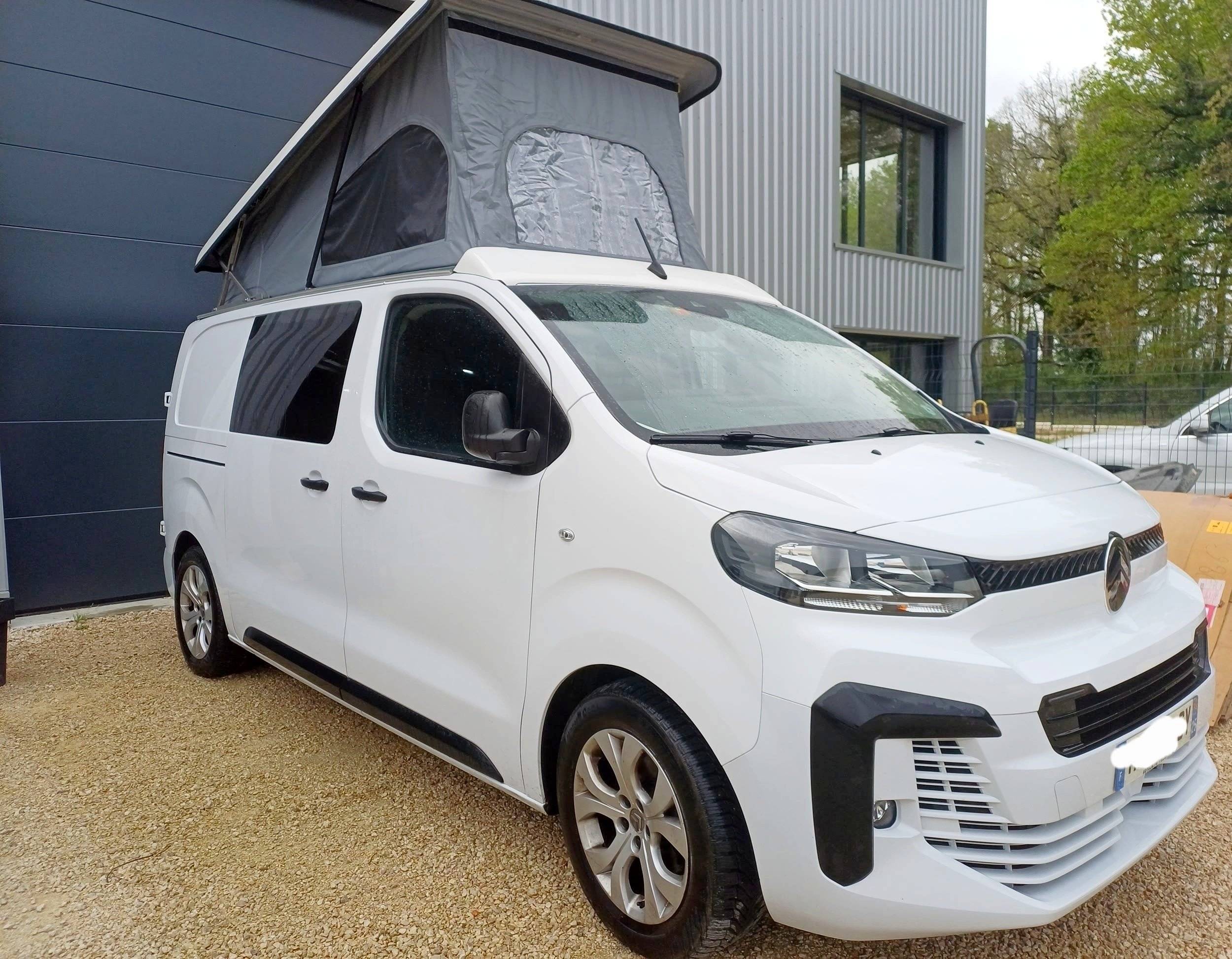 Front view from 3/4 Citroën Jumpy - Yescapa