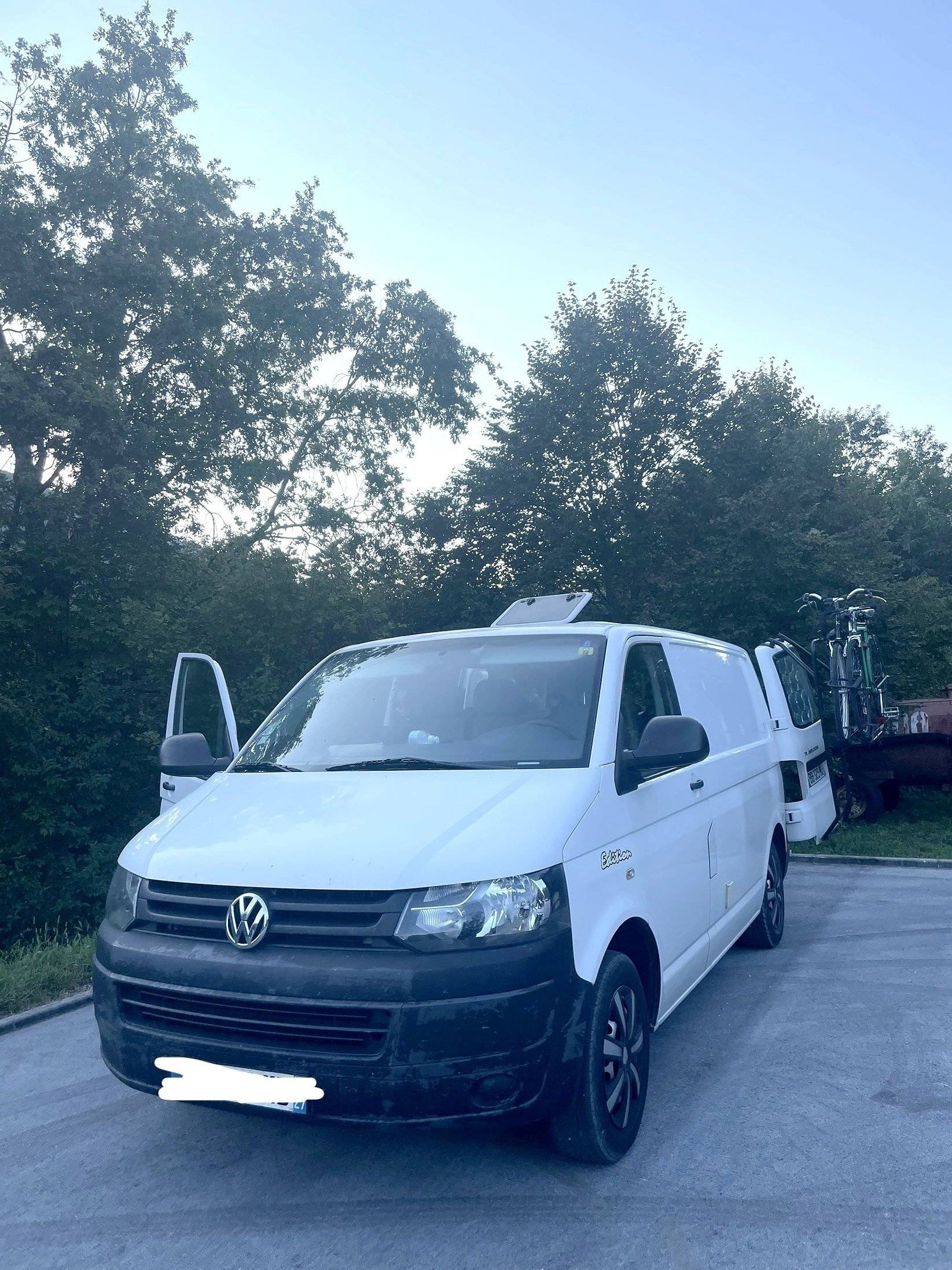 Front view from 3/4 Volkswagen - Yescapa