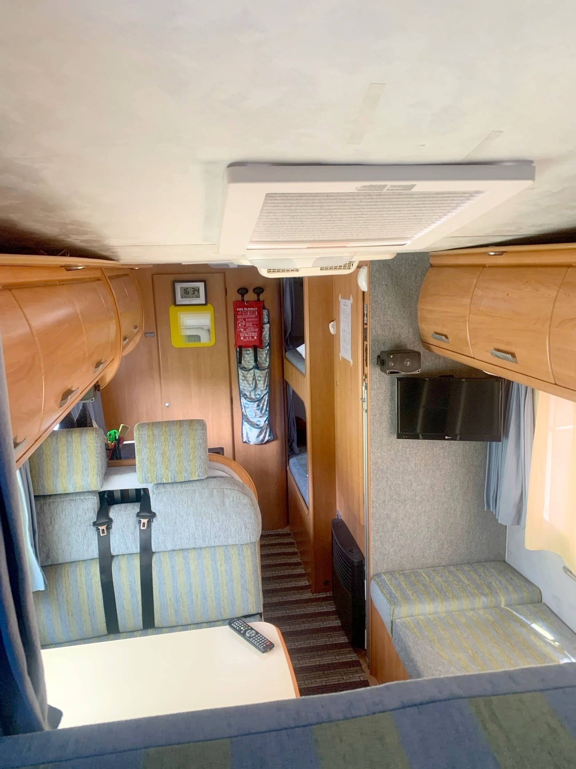 Dining Area Fiat Ducato 2.8 JTD - Yescapa