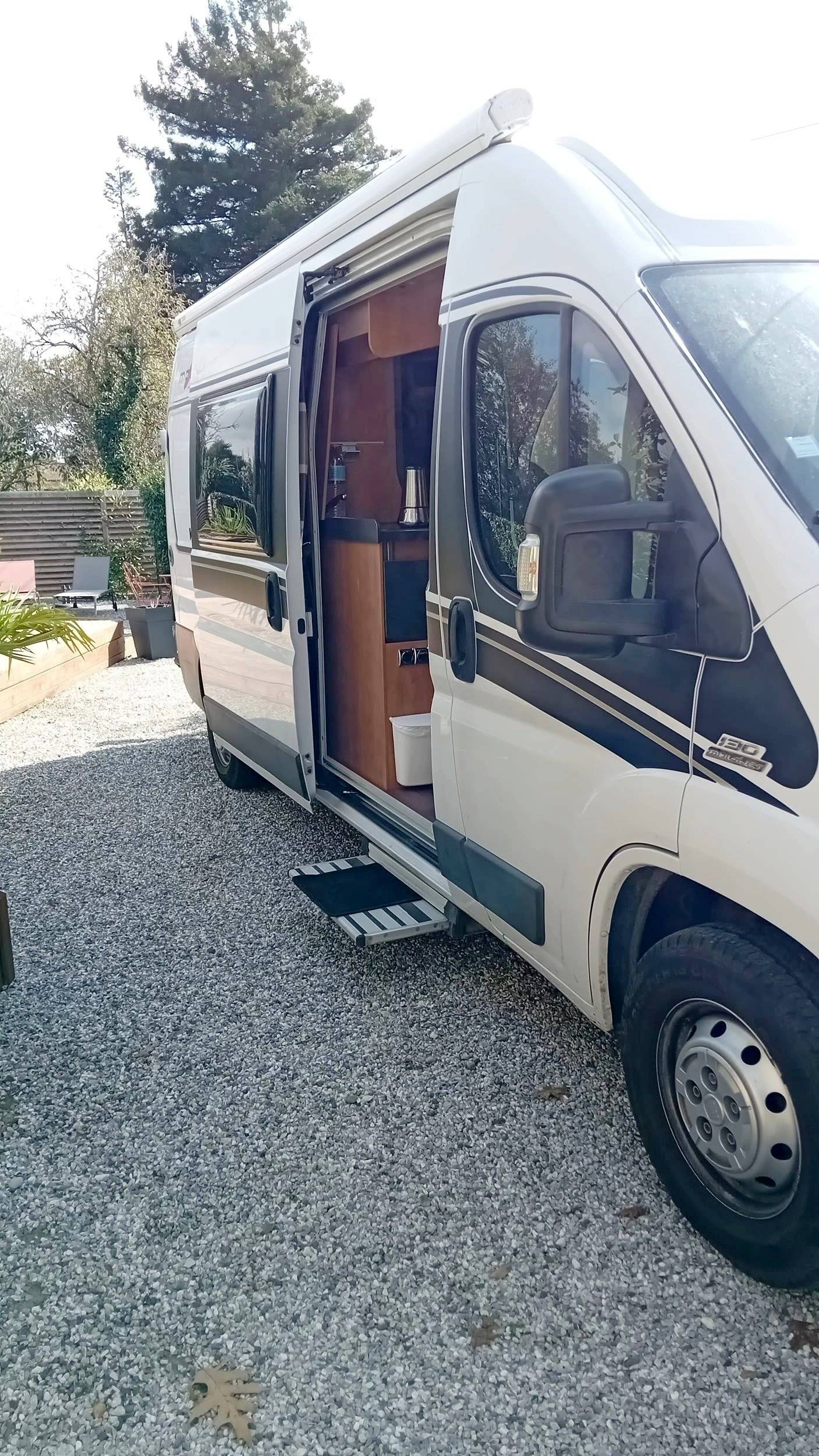 Vista frontale a ¾ Fiat Ducato 2,2 l Multijet 130 ch. - Yescapa